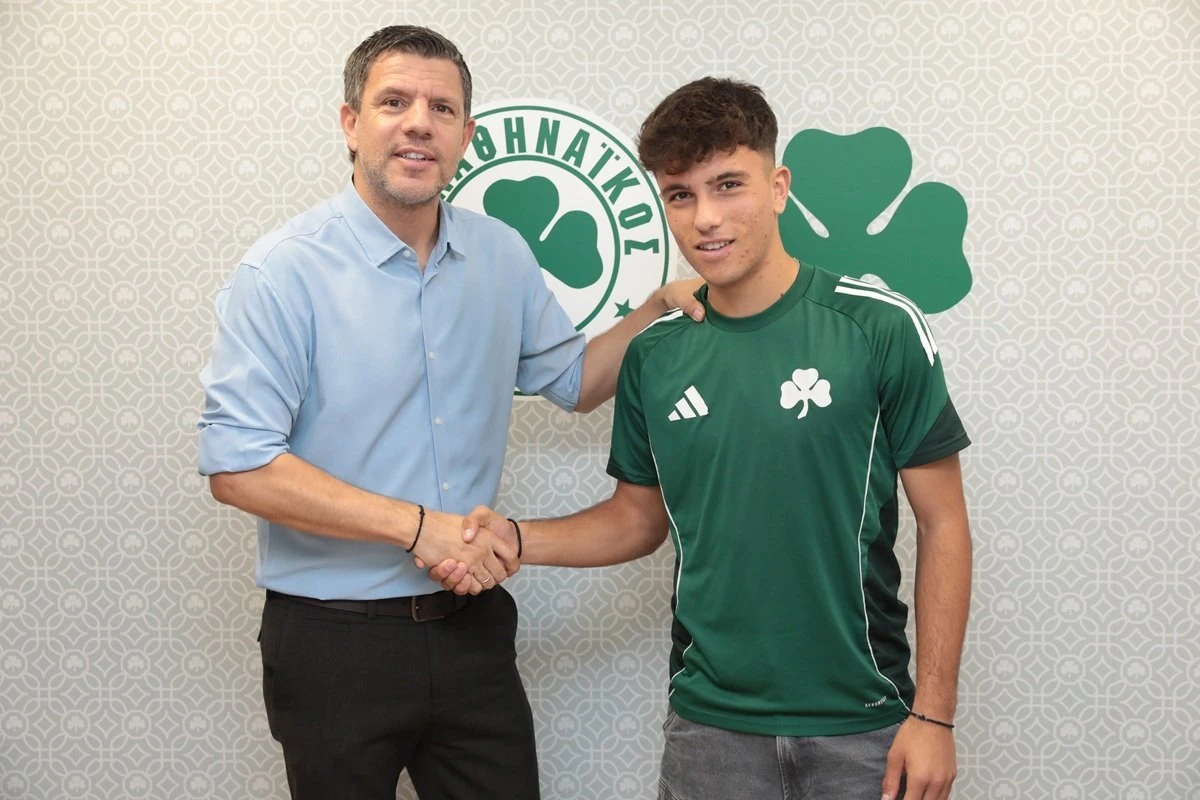 Ο Σωτήρης Τερζής κατά την υπογραφή του επαγγελματικού συμβολαίου του / pao.gr