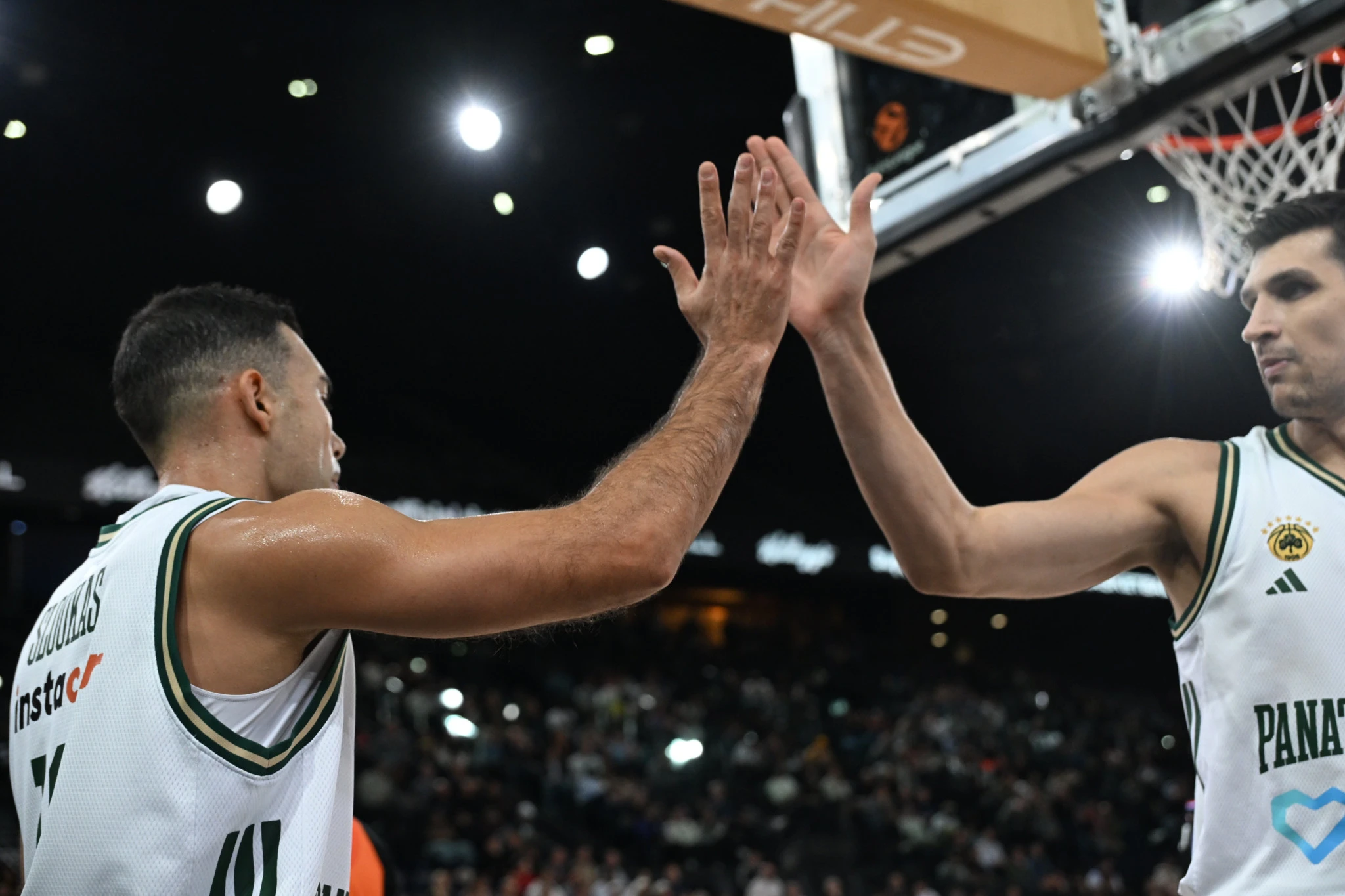  Ο Κώστας Σλούκας κάνει high-five με τον Ντίνο Μήτογλου! / Πηγή: Βαγγέλης Στόλης 