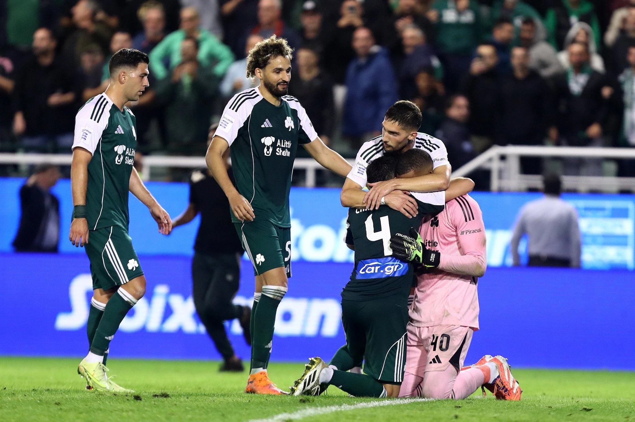 Ο Αλμπάν Λαφόν πανηγυρίζει μαζί με τους συμπαίκτες του / Πηγή: InTime