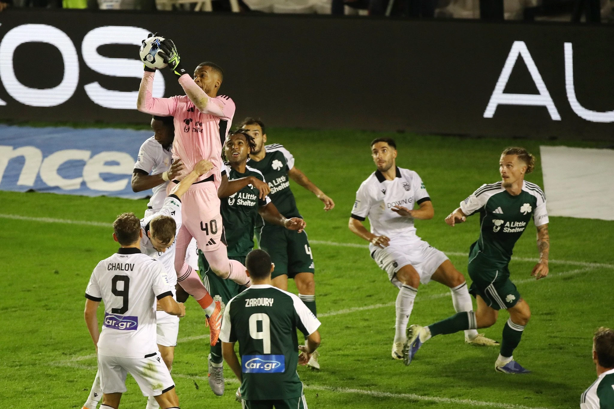 Ο Αλμπάν Λαφόν πανηγυρίζει μαζί με τους συμπαίκτες του / Πηγή: InTime