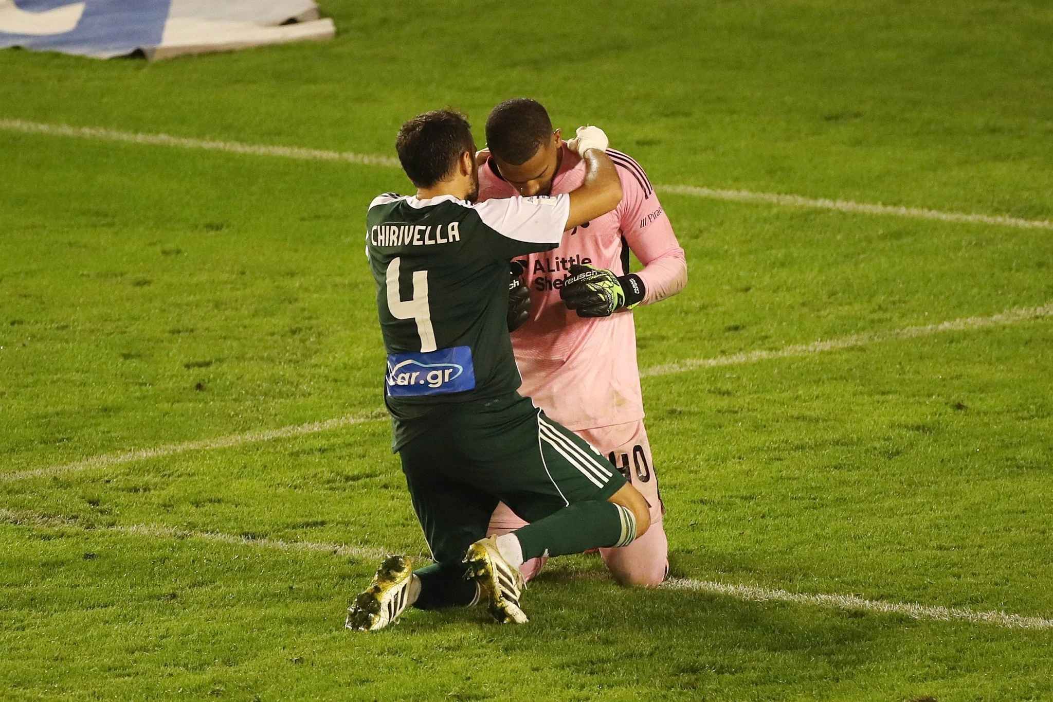 Ο Αλμπάν Λαφόν πανηγυρίζει μαζί με τους συμπαίκτες του / Πηγή: InTime