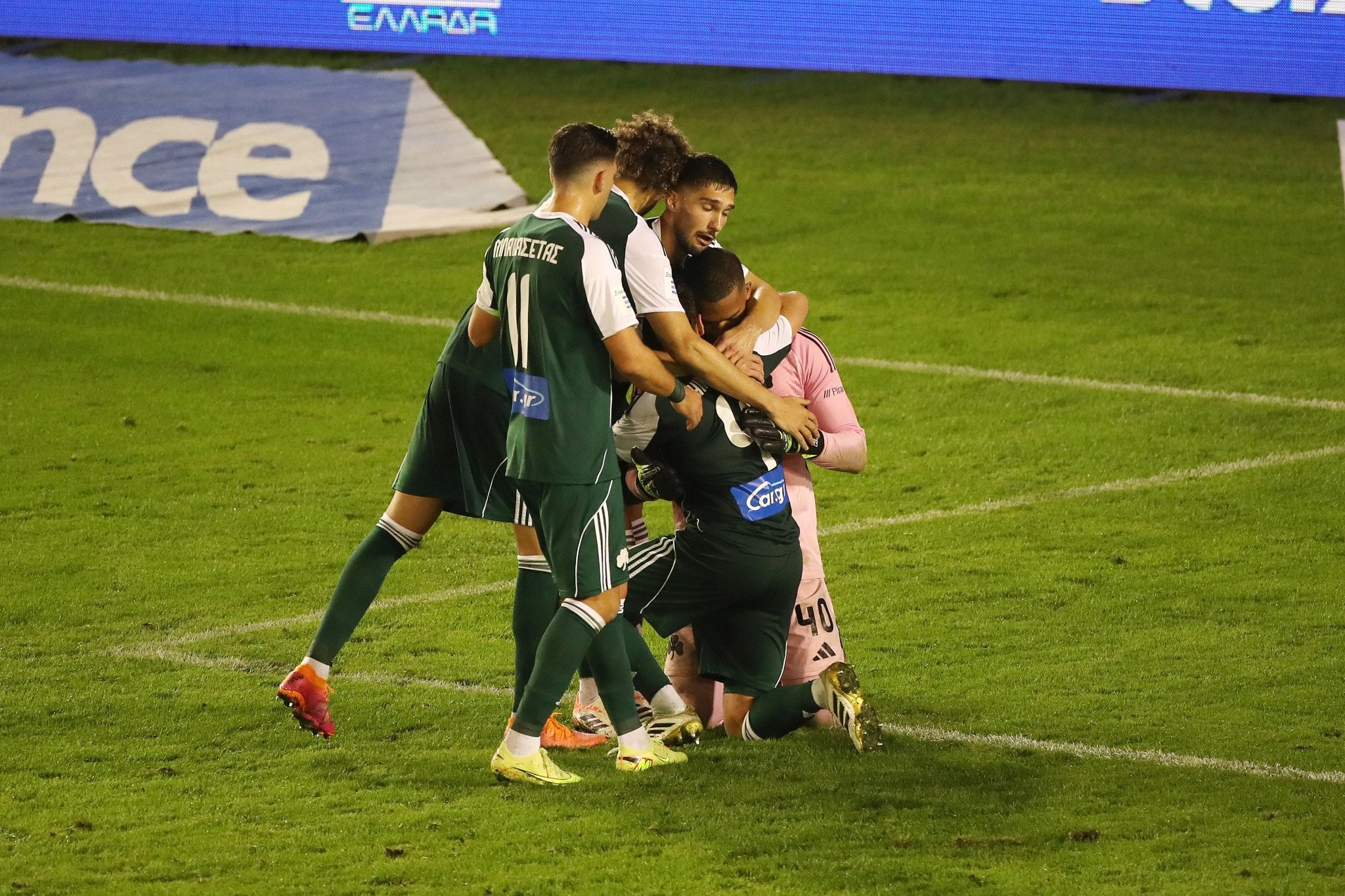 Ο Αλμπάν Λαφόν πανηγυρίζει μαζί με τους συμπαίκτες του / Πηγή: InTime