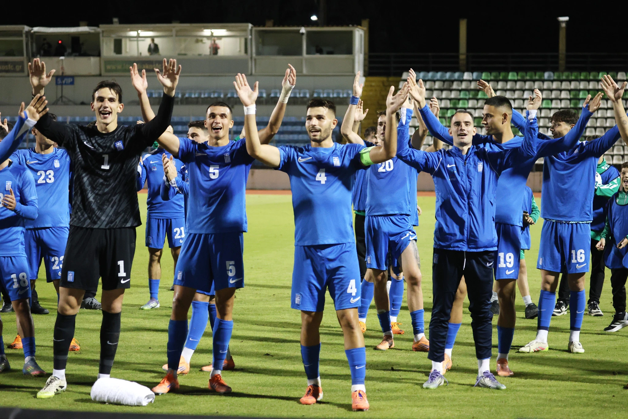 Οι παίκτες της Εθνικής Ελπίδων πανηγυρίζουν μετά τη λήξη του παιχνιδιού / Πηγή: Intime