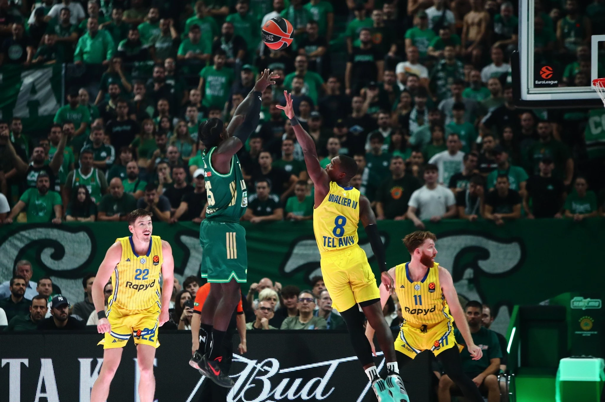 Ο Κέντρικ Ναν αντίπαλος με τον Λόνι Γουόκερ στην Euroleague - Πηγή: Eurokinissi