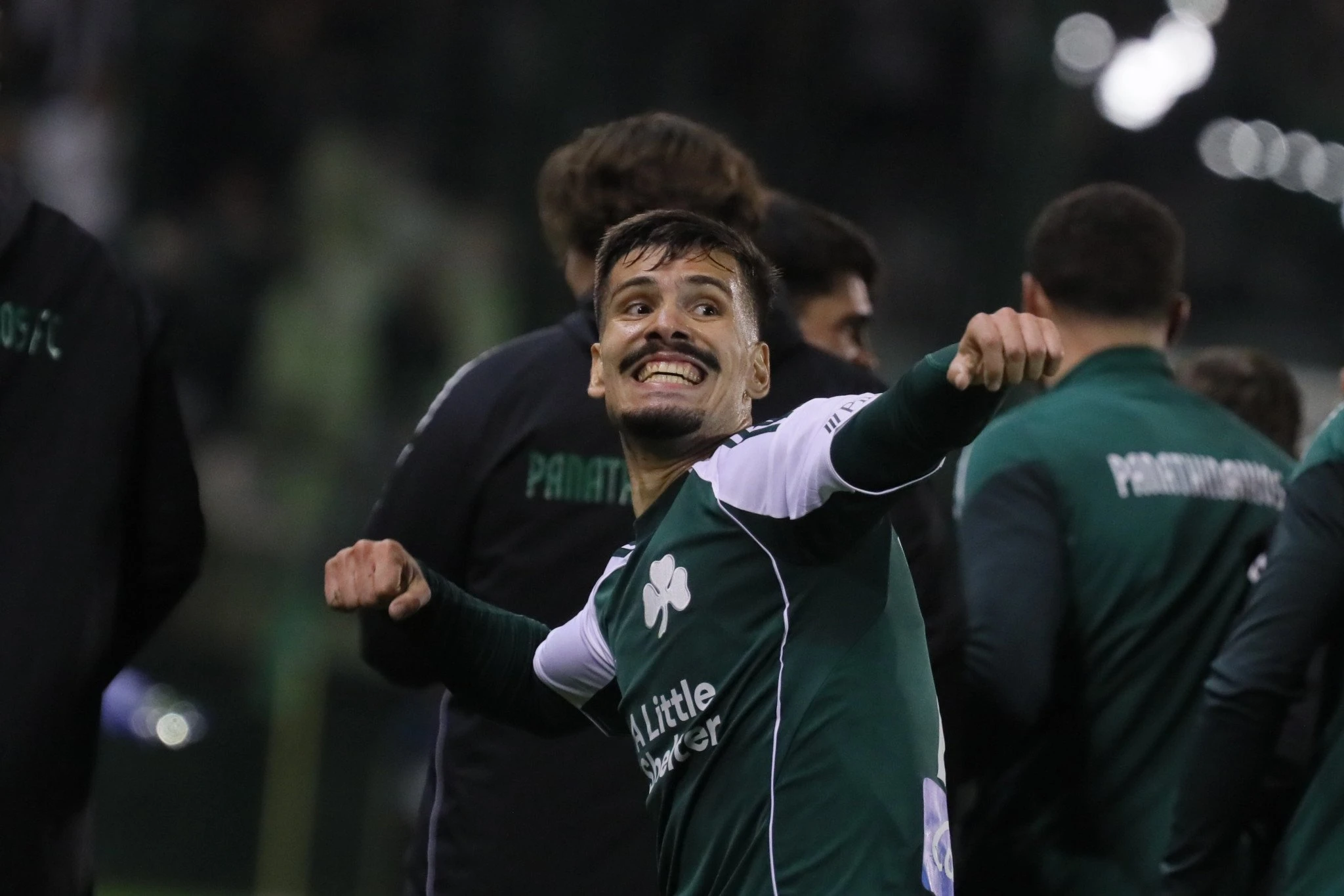 Ο Μίλος Πάντοβιτς πανηγυρίζει το γκολ του με τον Παναθηναϊκό / Πηγή: InTime