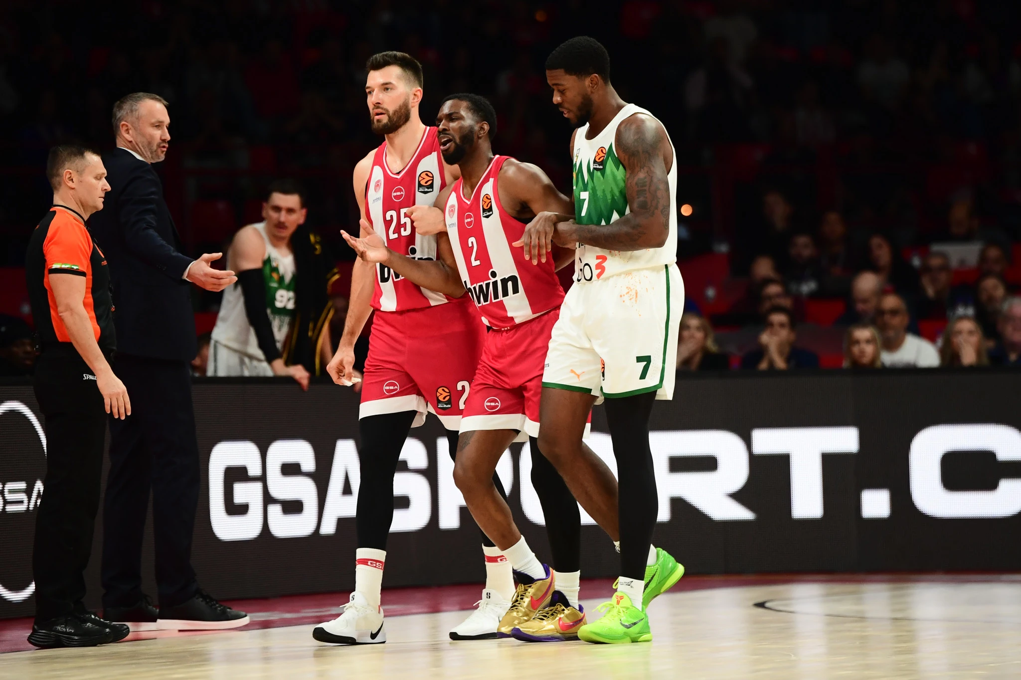 Πίτερς και Ράιτ βοηθούν τον Έβανς να αποχωρήσει από το παρκέ μετά τον τραυματισμό του / Πηγή: Eurokinissi