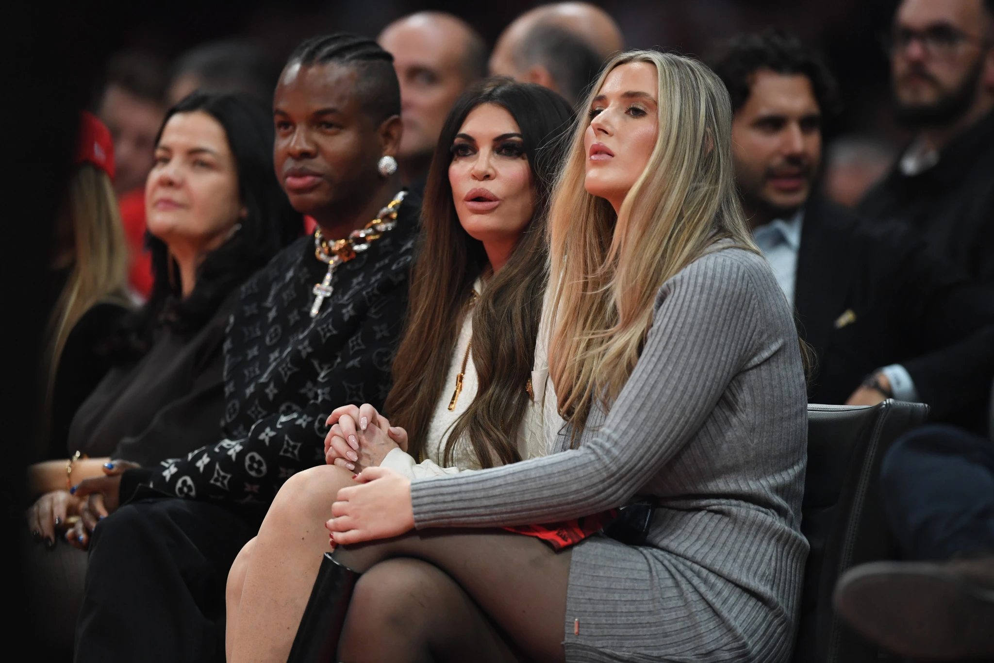 H Κίμπερλι Γκίλφοϊλ με την παρέα της στα court seats του ΣΕΦ είδαν από κοντά την άτυχη στιγμή του Κίναν Έβανς / Πηγή: Eurokinissi