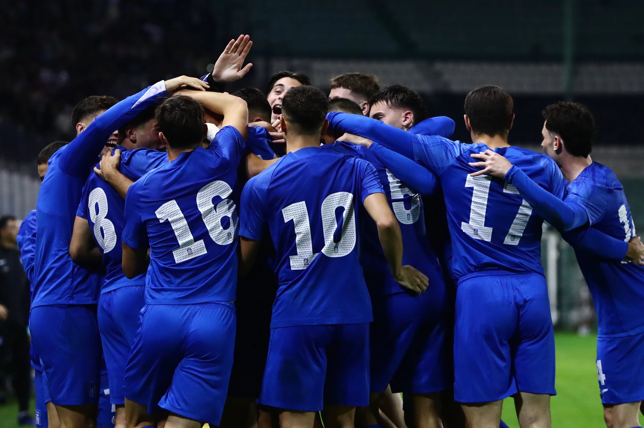 Οι ποδοσφαιριστές της εθνικής Ελπίδων πανηγυρίζουν / Πηγή: Eurokinissi