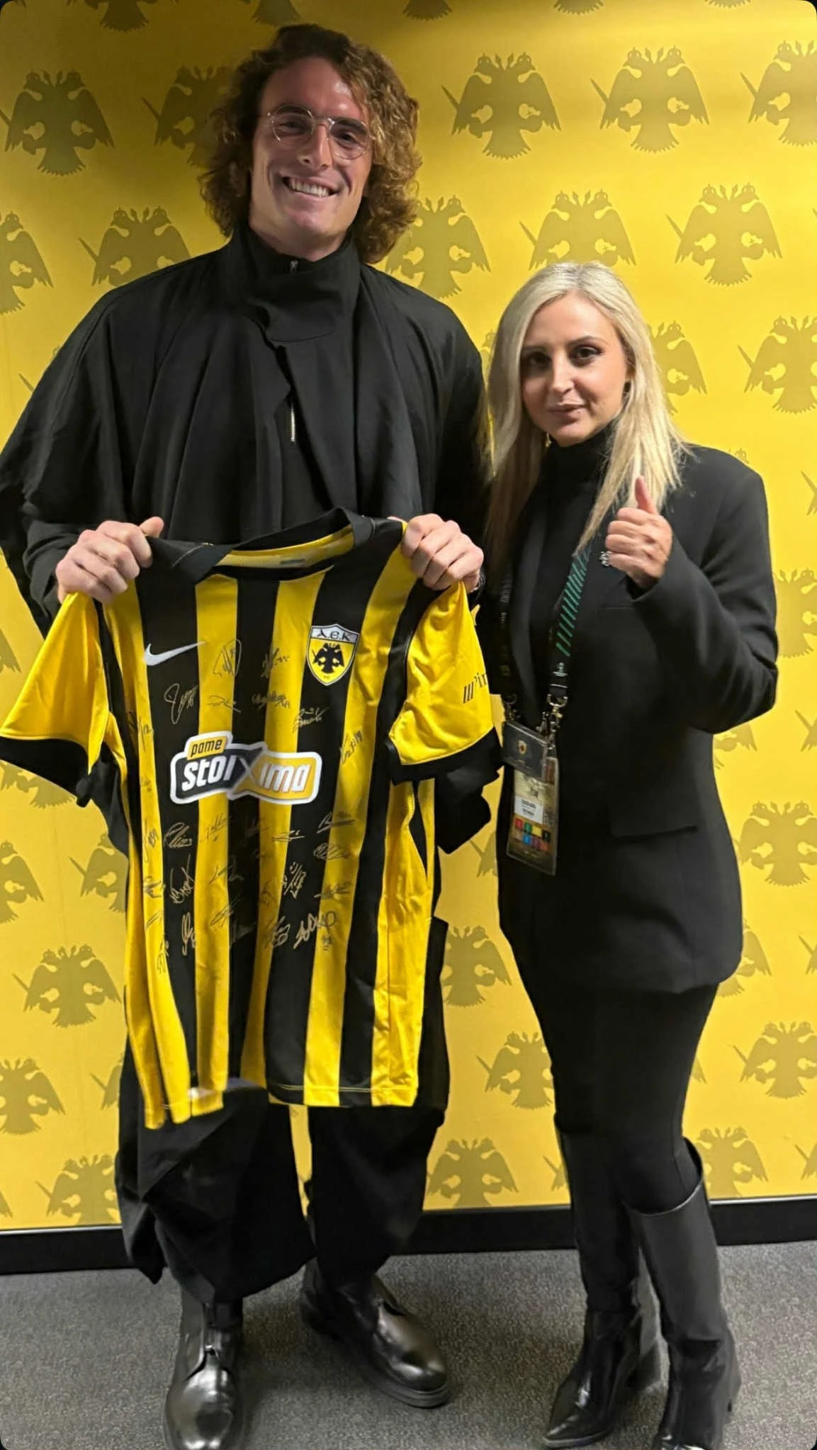 Ο Στέφανος Τσιτσιπάς με τη φανέλα της ΑΕΚ