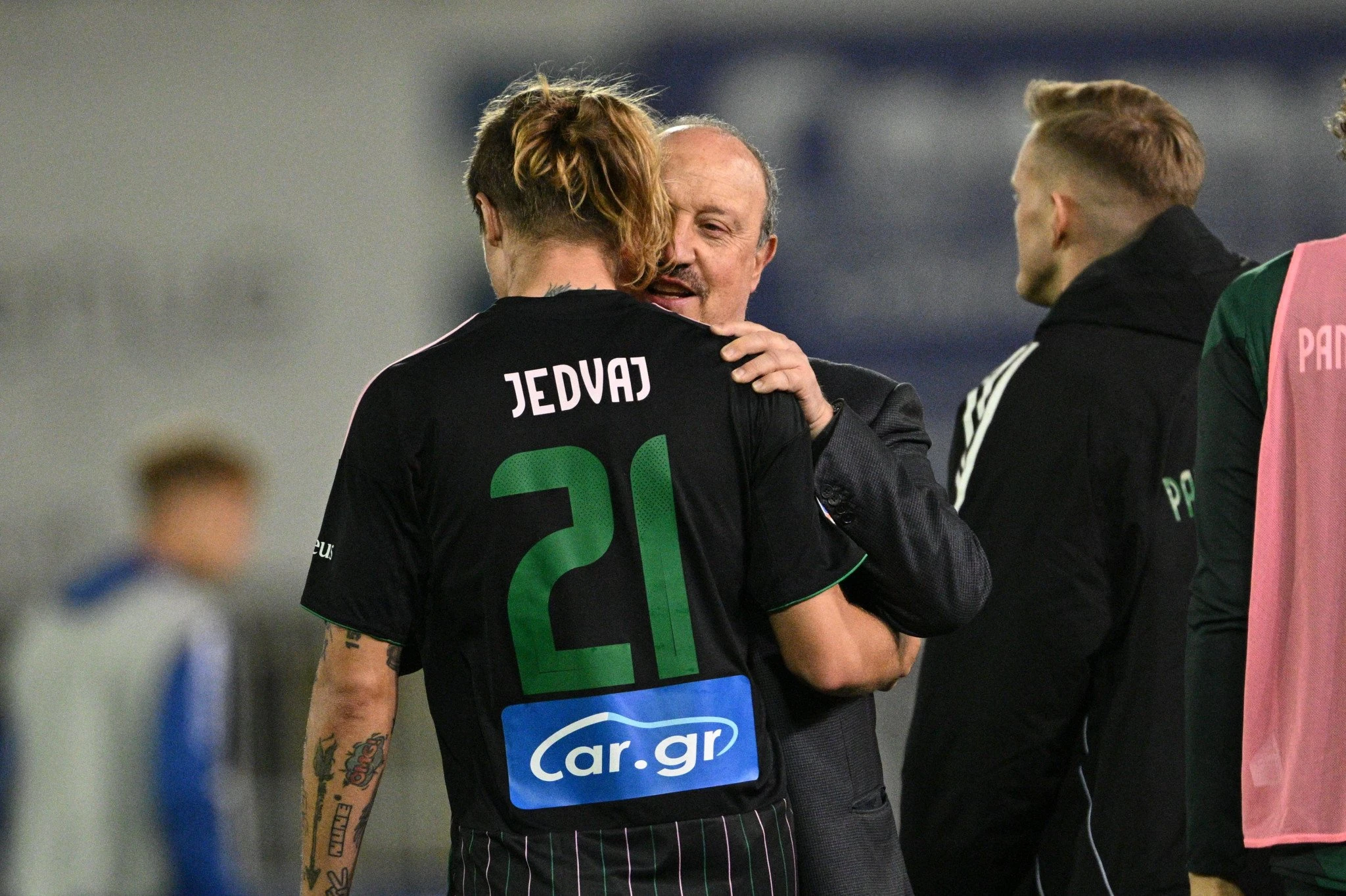 Ο Τιν Γεντβάι με τον Ράφα Μπενίτεθ στο ματς με τον Ατρόμητο στο Περιστέρι - ΠΗΓΗ: Eurokinissi