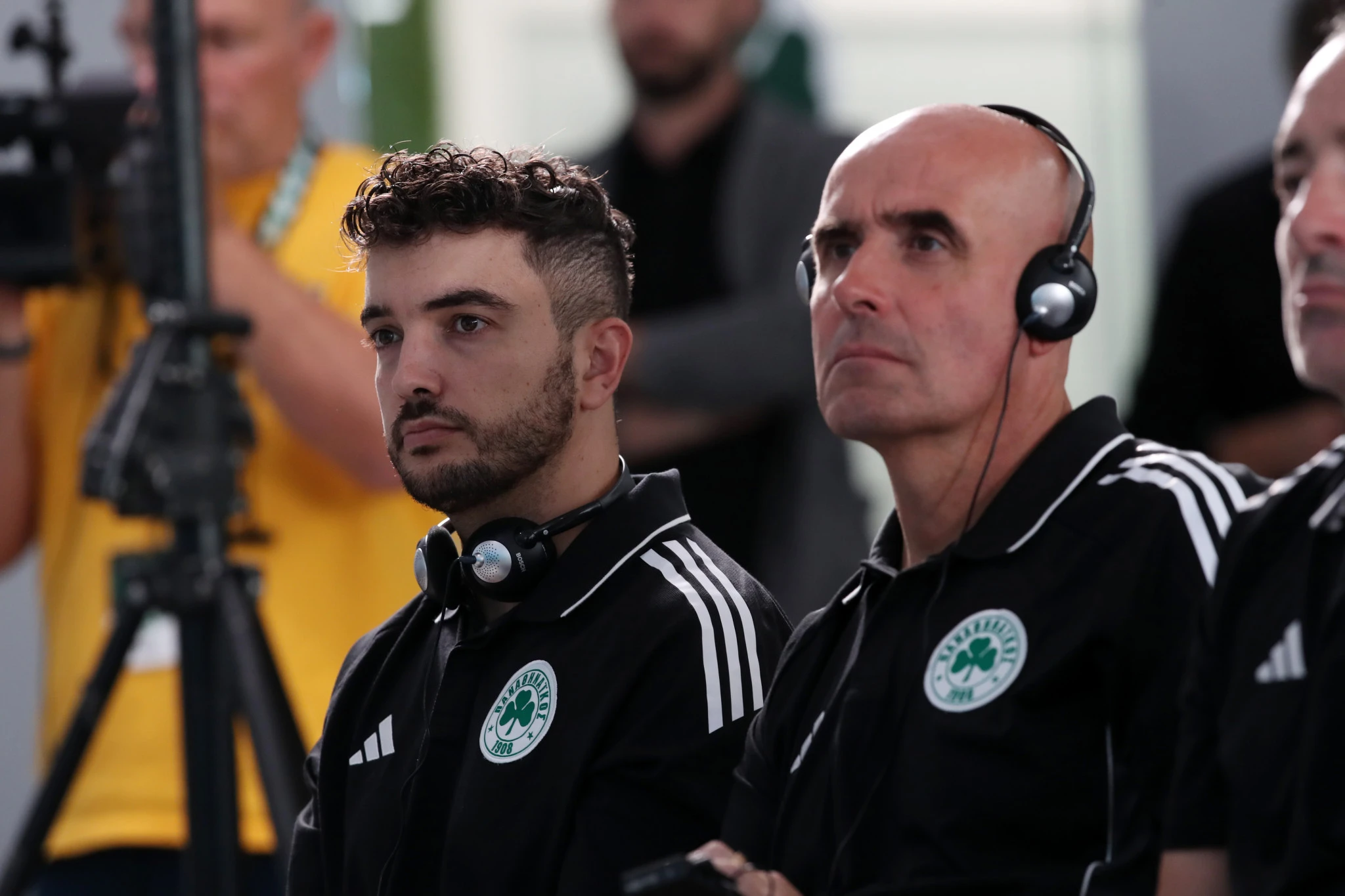 Ο αναλυτής Χεσούς Γκαρθία Βαγιέχο (αριστερά) με τον Χοακίν Βαλέριο Ολιβέρα - ΠΗΓΗ: Eurokinissi