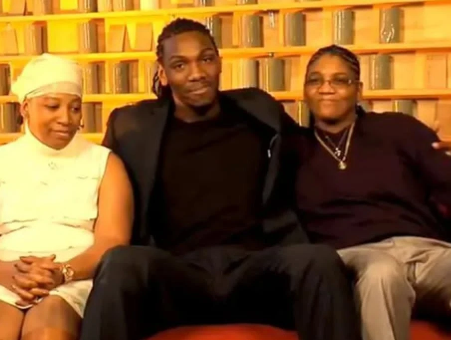 Ο νέος σέντερ του Παναθηναϊκού μαζί με τις δύο μαμάδες του / Screenshot