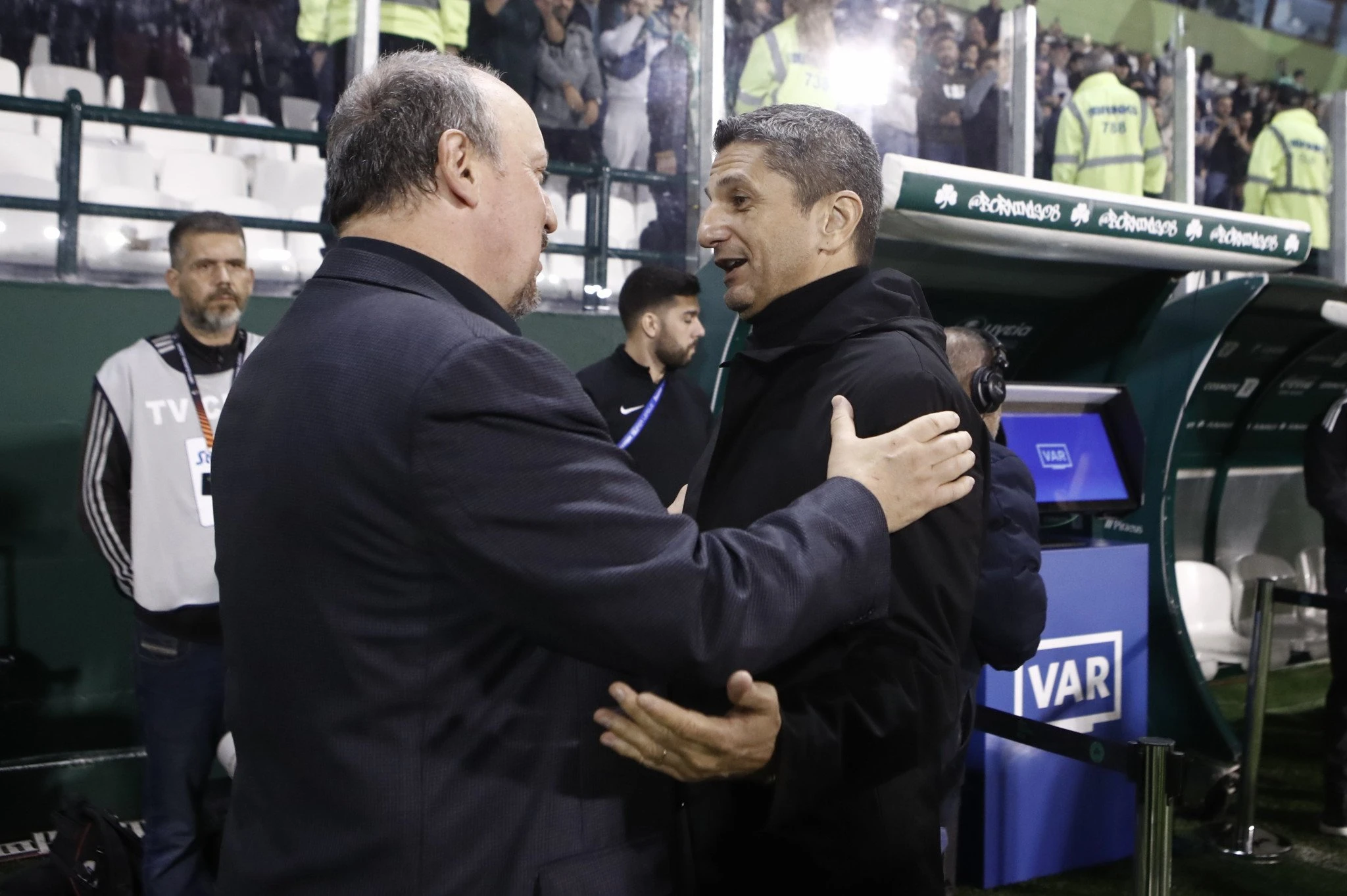 Ο Ράφα Μπενίτεθ με τον Ραζβάν Λουτσέσκου λίγο πριν τη σέντρα του Παναθηναϊκός-ΠΑΟΚ - ΠΗΓΗ: Eurokinissi