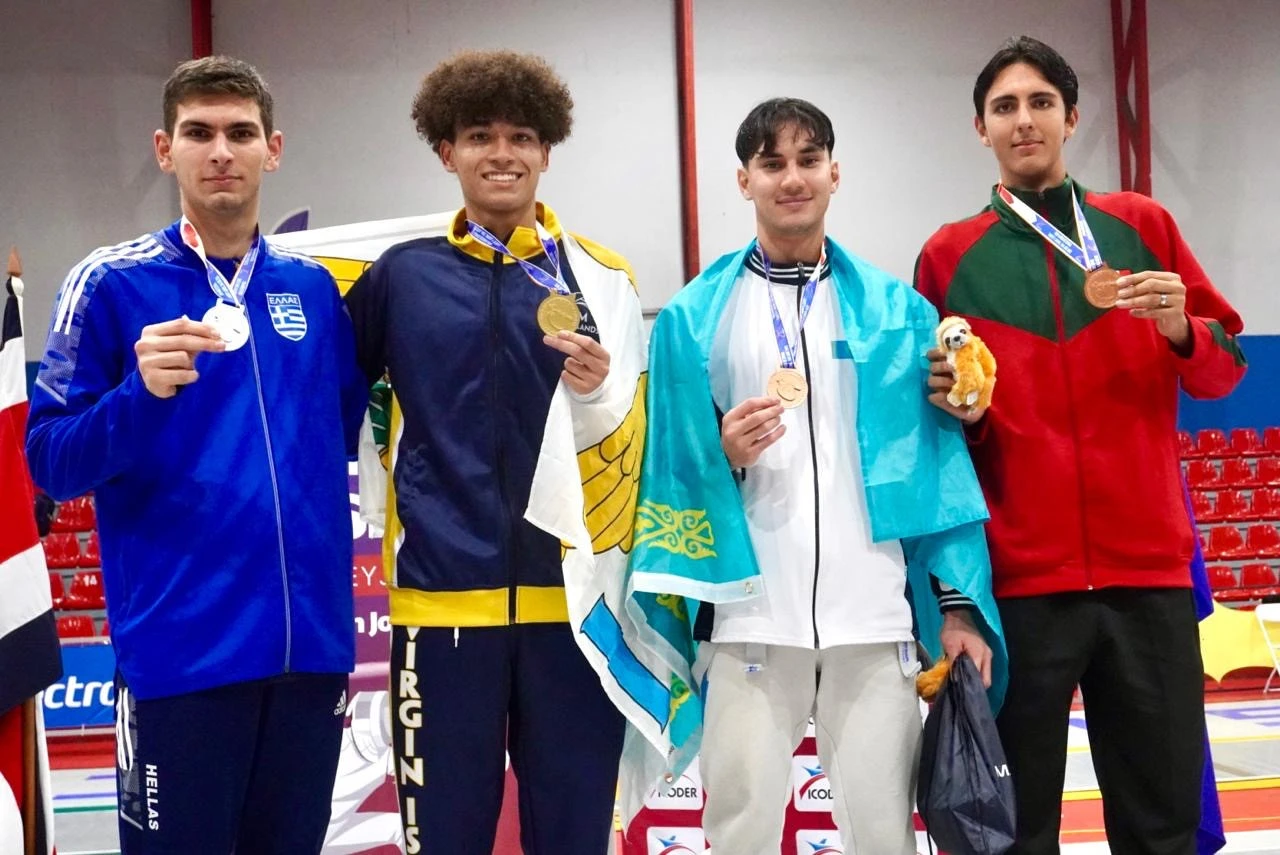 Η τετράδα του βάθρου στο Παγκόσμιο Κύπελλο ξίφους μονομαχίας νέων ανδρών / Πηγή: ΕΟΞ