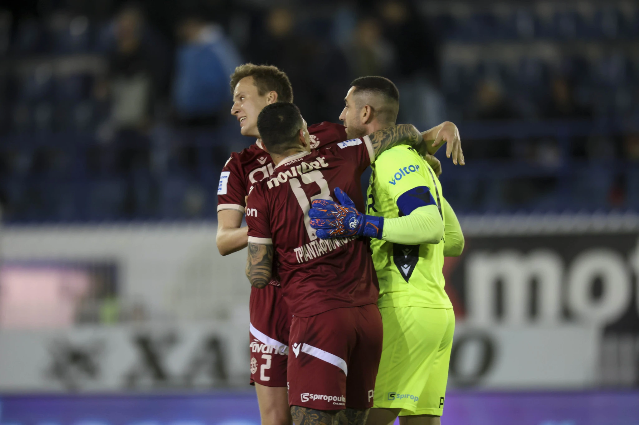 Ο Νίκος Παπαδόπουλος δέχεται τα συγχαρητήρια των συμπαικτών του μετά την απόκρουση πέναλτι με τον Ατρόμητο  / Πηγή: asterastripolis.gr