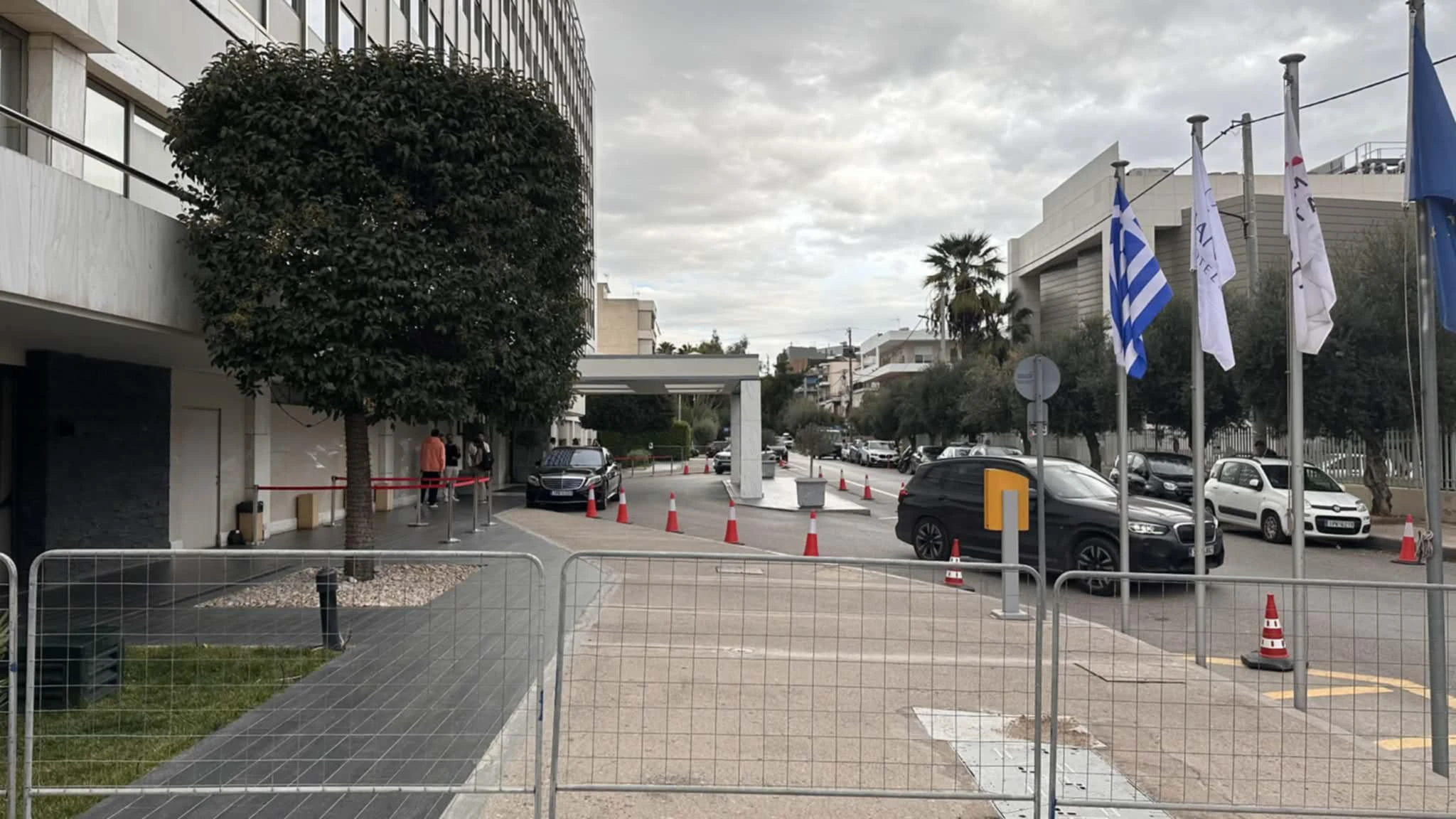 Διακριτική αστυνομική παρουσία έξω από το ξενοδοχείο της Ρεάλ / Athletiko