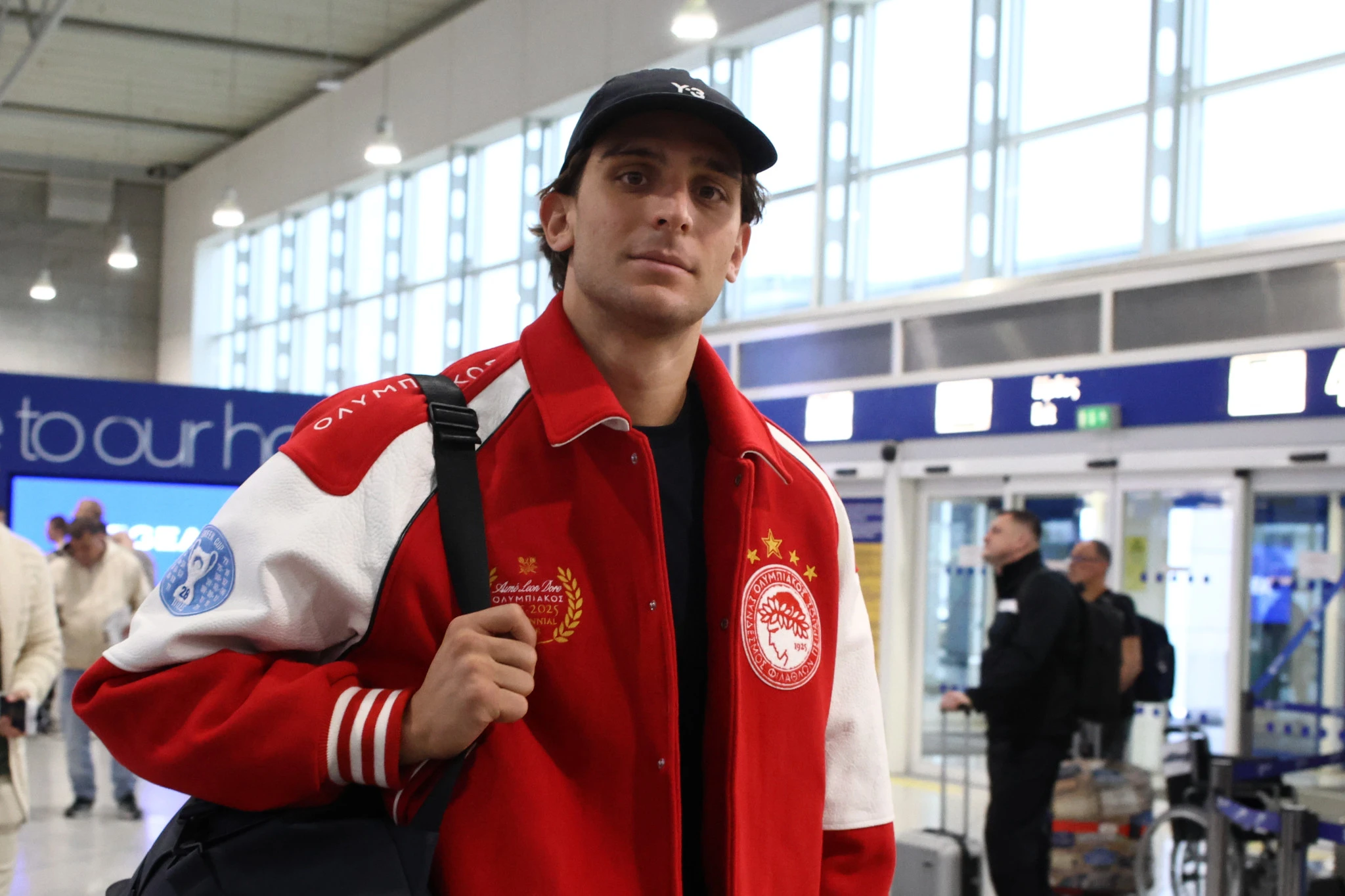 Οι παίκτες του Ολυμπιακού με το νέο τζάκετ / Πηγή: InTime