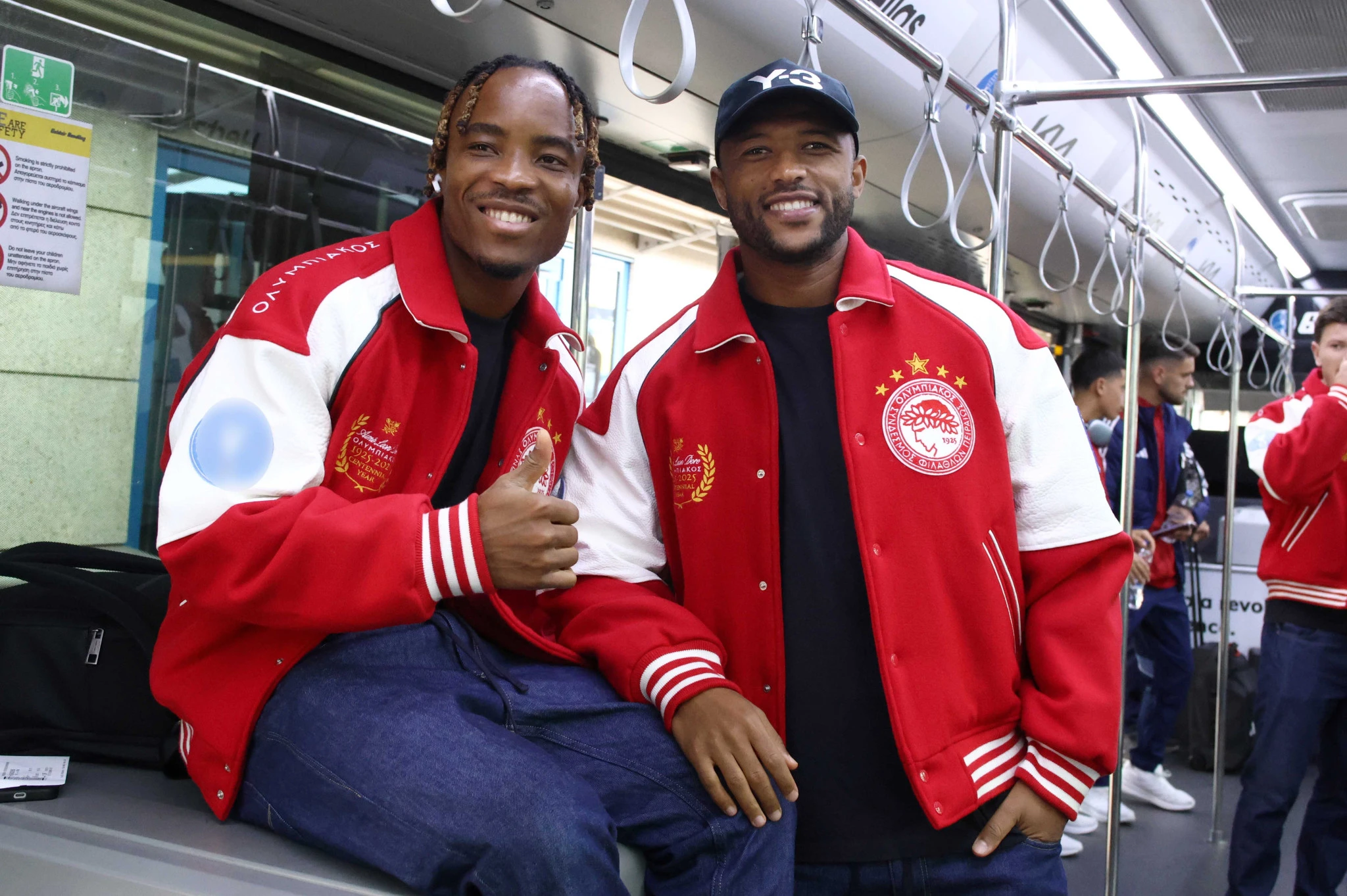 Οι παίκτες του Ολυμπιακού με το νέο τζάκετ / Πηγή: InTime