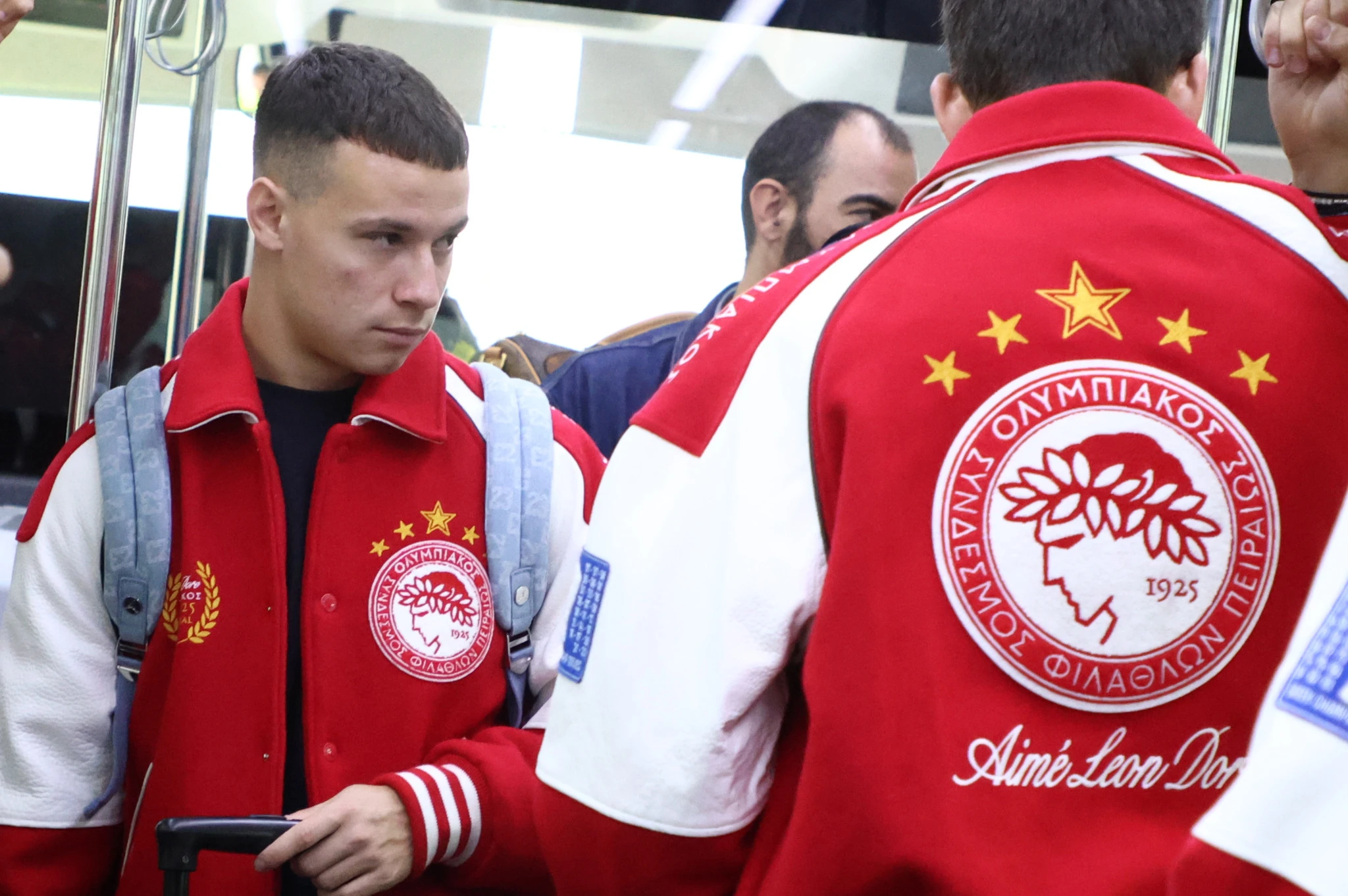 Οι παίκτες του Ολυμπιακού με το νέο τζάκετ / Πηγή: InTime