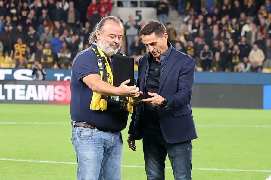 Ο Μανόλο Χιμένεθ βραβεύεται από τον Μάριο Ηλιόπουλο / Πηγή: Intime