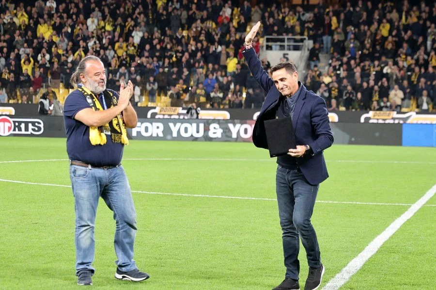 Ο Μανολο Χιμένεθ ευχαριστεί τον κόσμο της ΑΕΚ