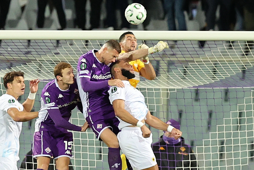 Ο Άρολντ Μουκουντί kai o Θωμάς Στρακόσια κόντρα στη Φιορεντίνα / Πηγή: Eurokinissi