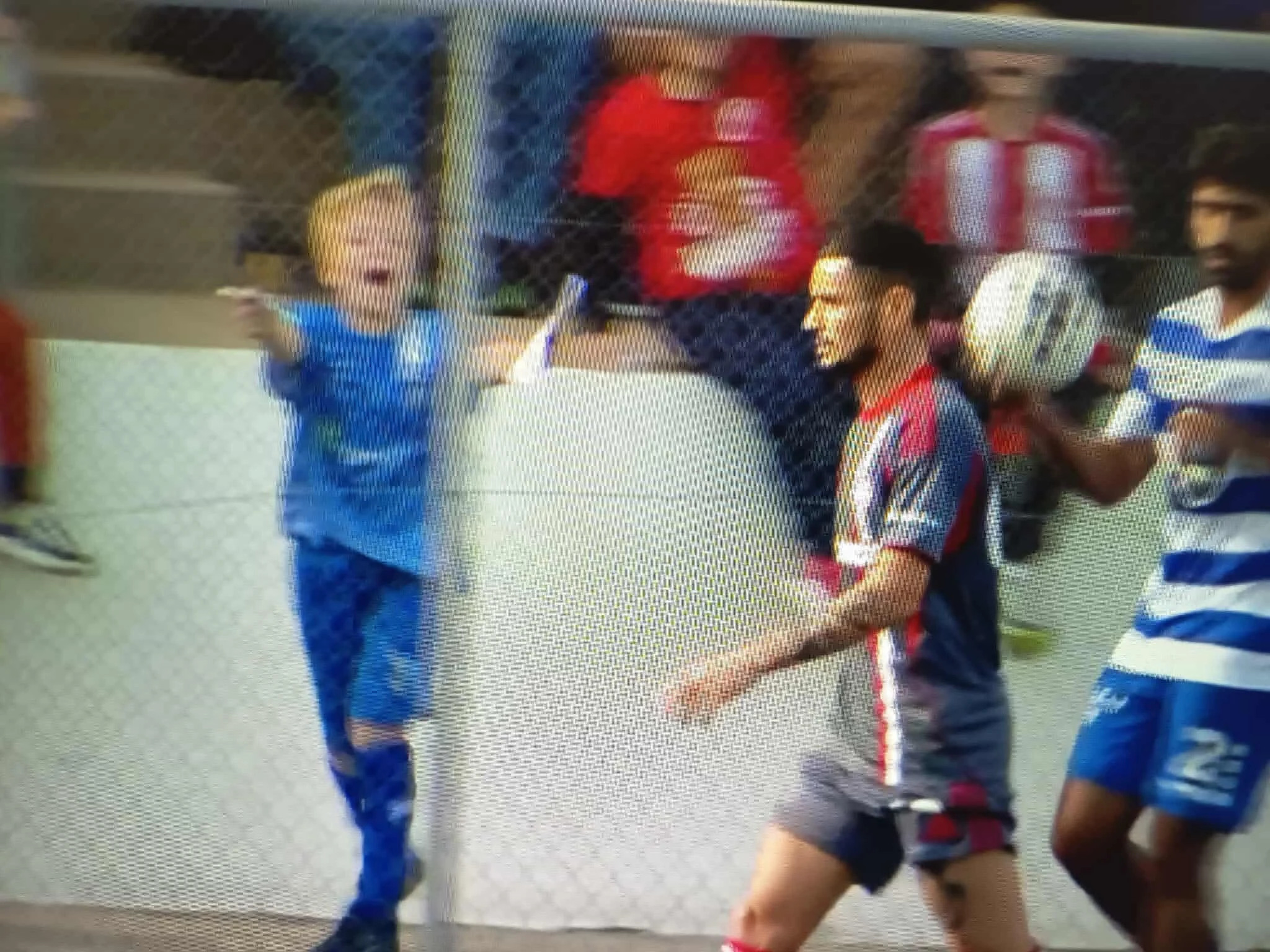 Η στιγμή που ο πιτσιρικάς ζητάει αυτόγραφο από τον Καμπελά εν ώρα αγώνα