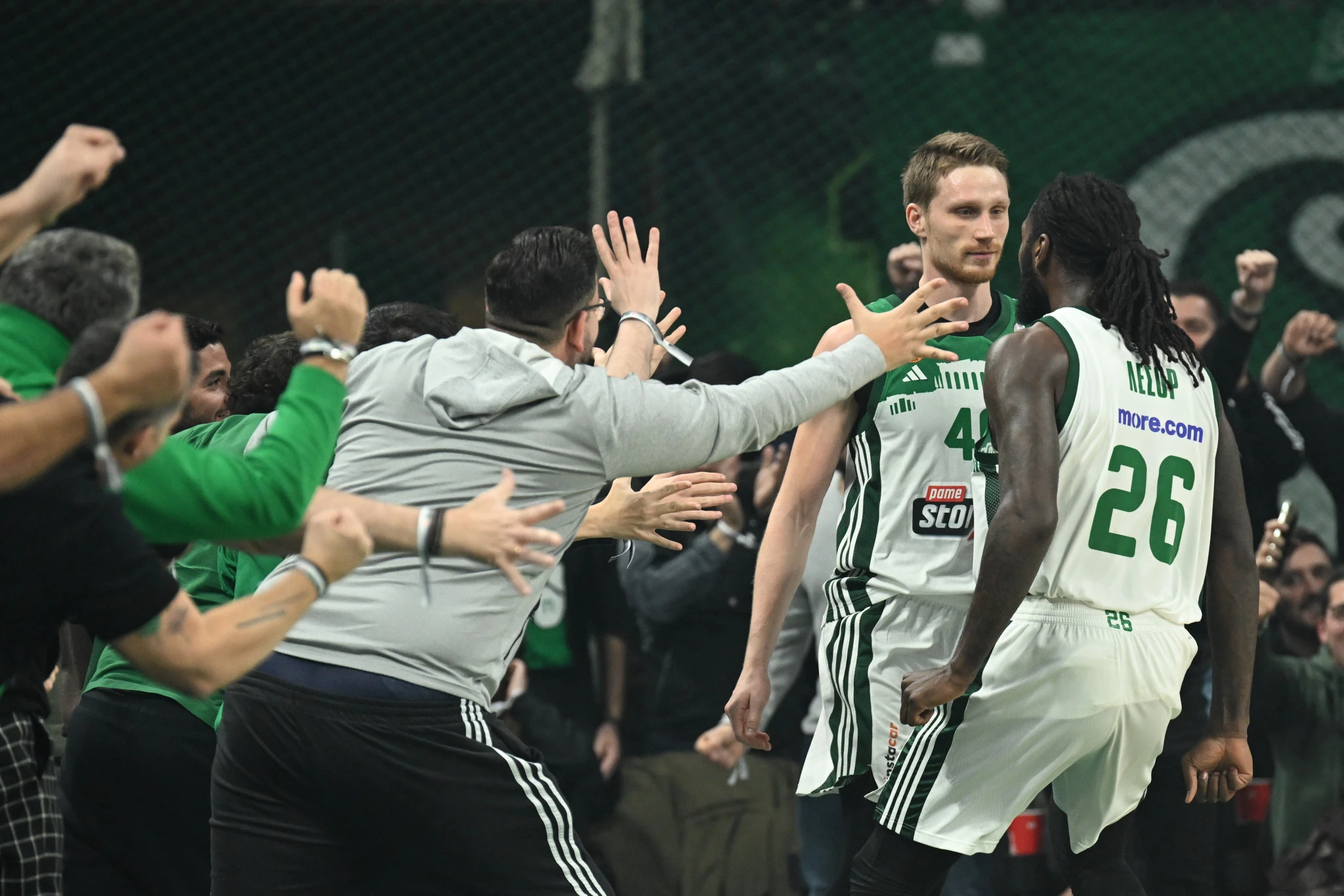 Ο Ματίας Λεσόρ, ο Μάριους Γκριγκόνις και οι φίλοι του Παναθηναϊκού / Πηγή: Eurokinissi