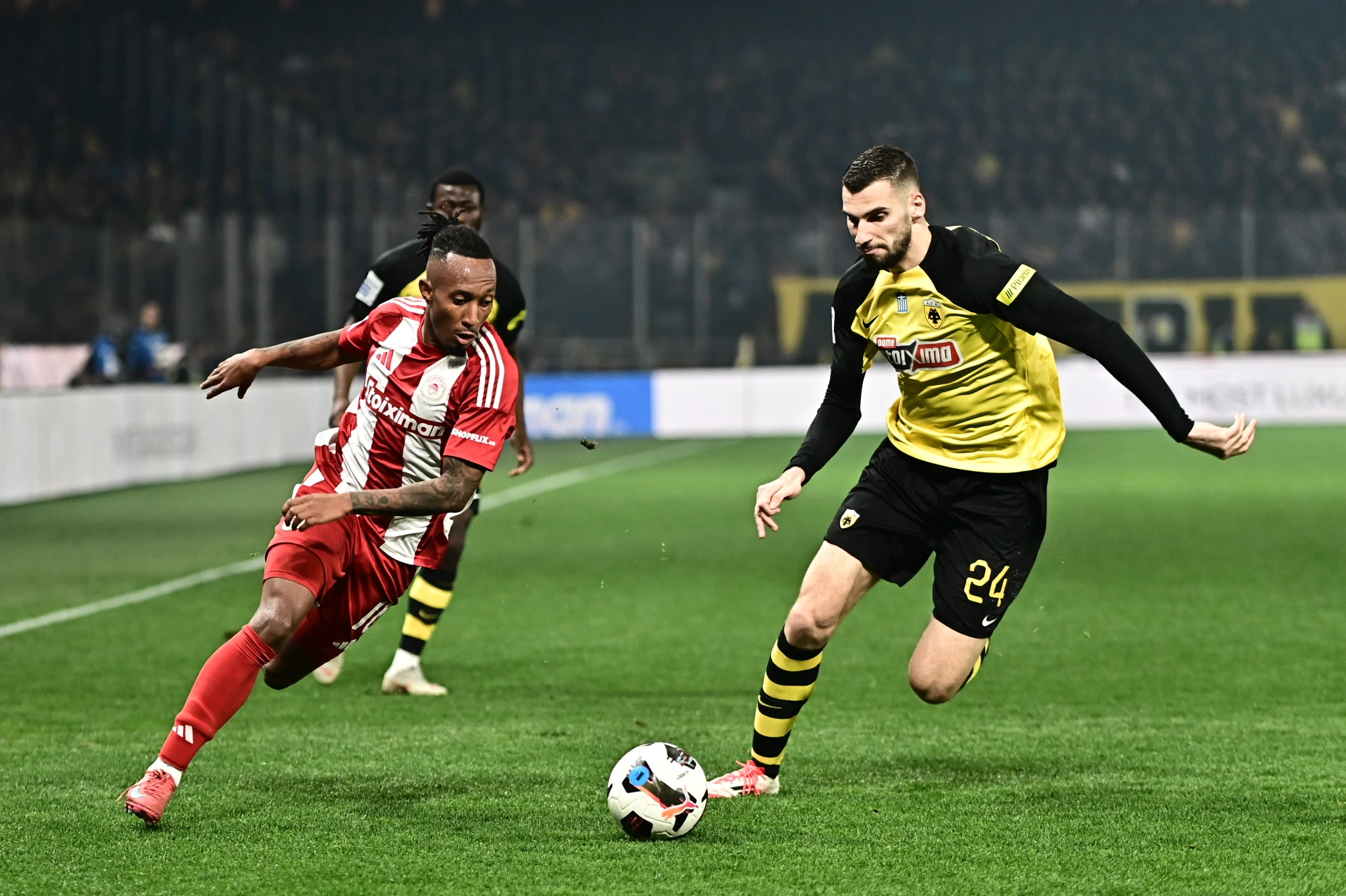 Ο Σίμος Μήτογλου σε ντέρμπι της ΑΕΚ με Ολυμπιακό /Πηγή: Intime