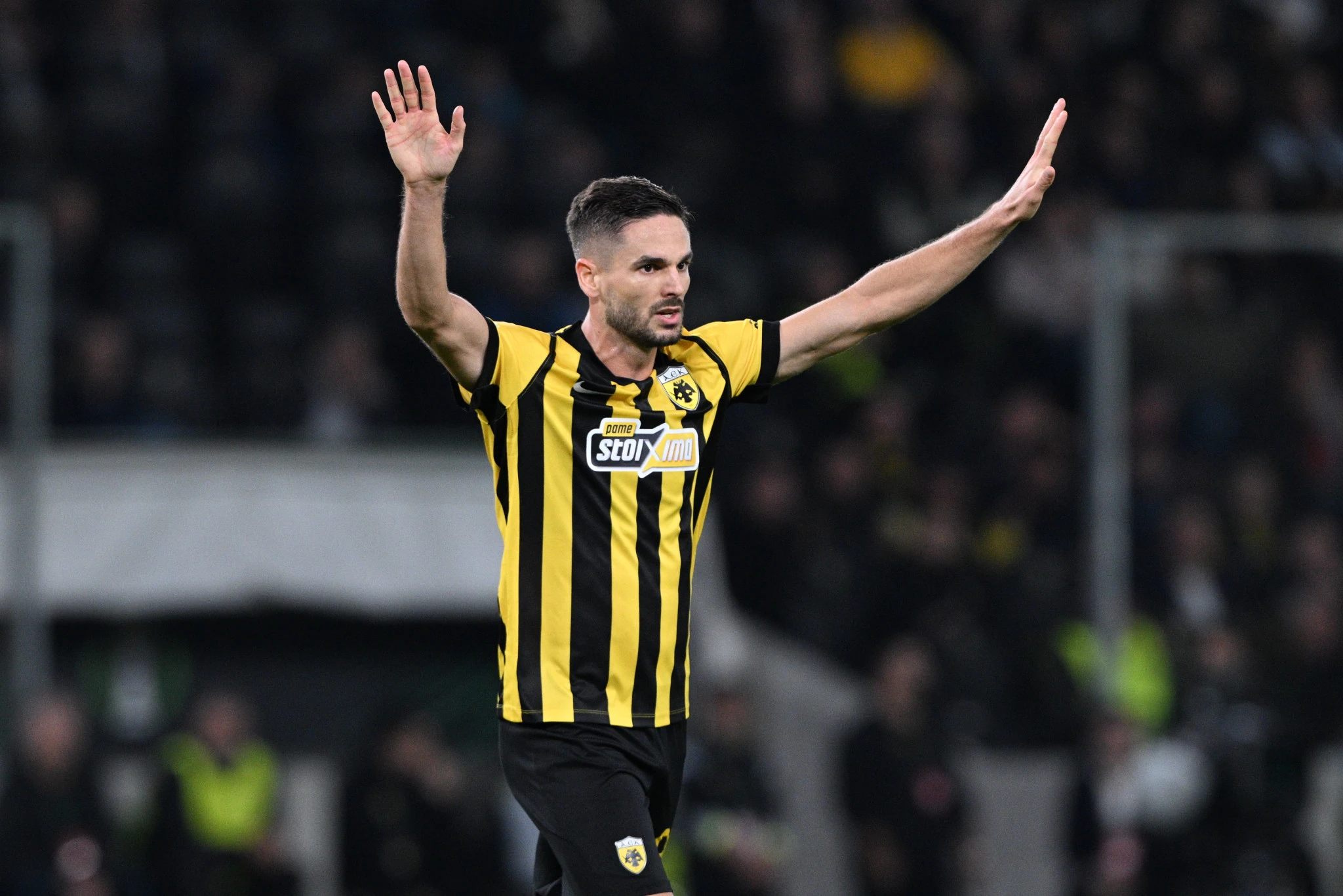 Ο Μιγιάτ Γκατσίνοβιτς με τη φανέλα της ΑΕΚ / Πηγή: Eurokinissi