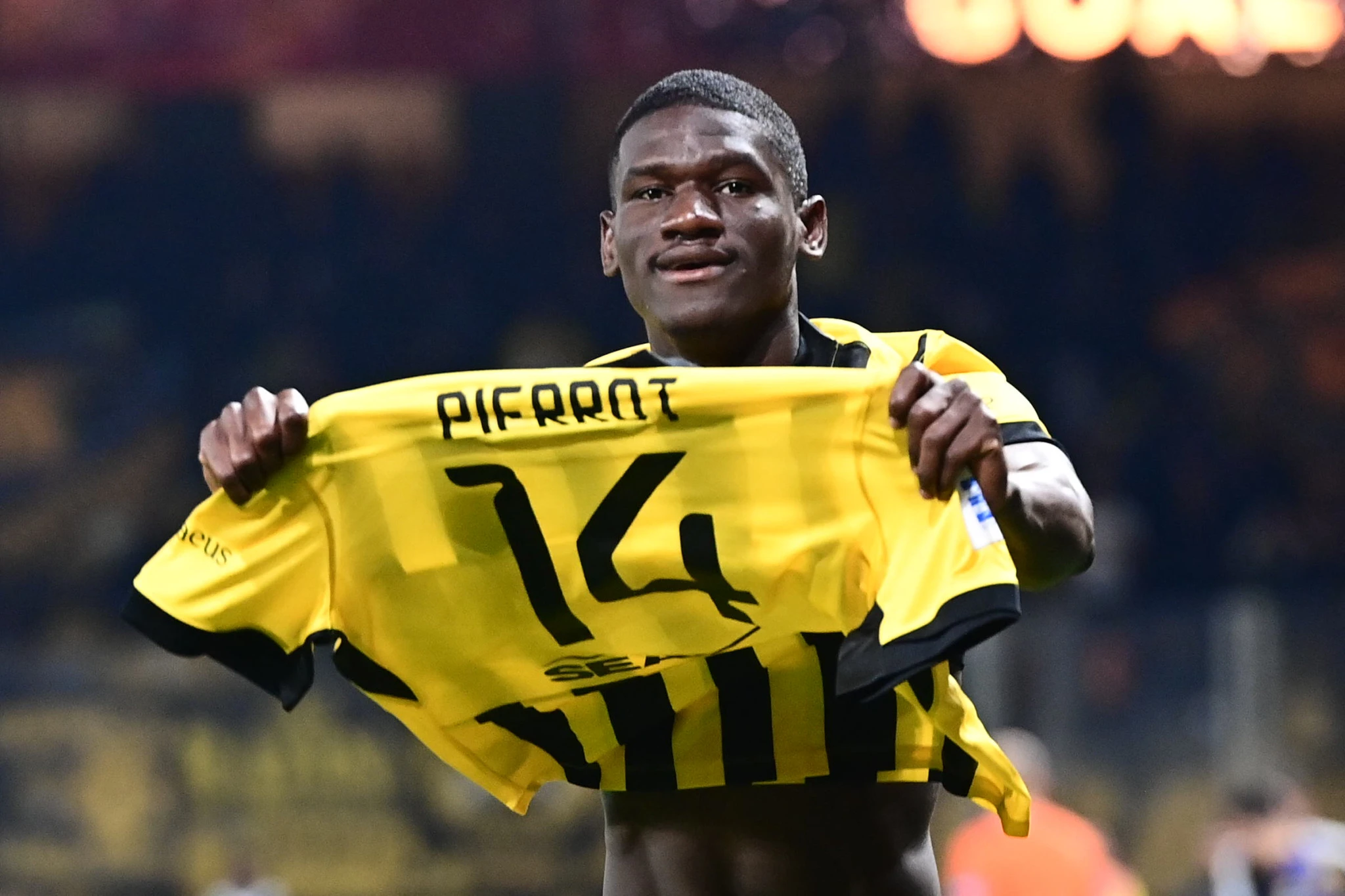 Ο Ζίνι πανηγυρίζει το 1-0 κόντρα στον Άρη, αφιερώνοντας το γκολ στον Πιερό / Πηγή: Eurokinissi