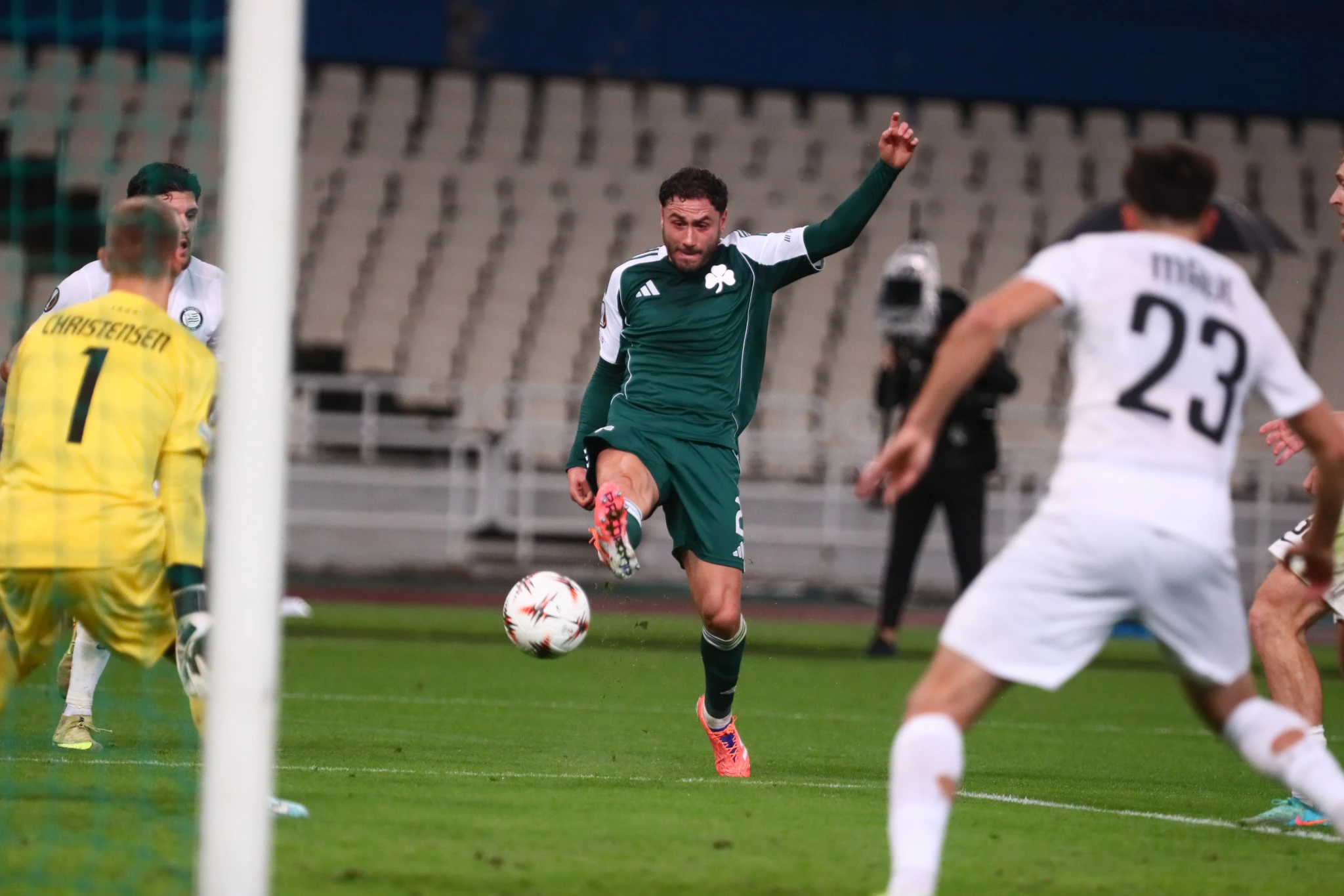 Το τρομερό σουτ του Καλάμπρια που έδωσε προβάδισμα στον Παναθηναϊκό κόντρα στην Στουρμ Γκρατς / Πηγή: Eurokinissi