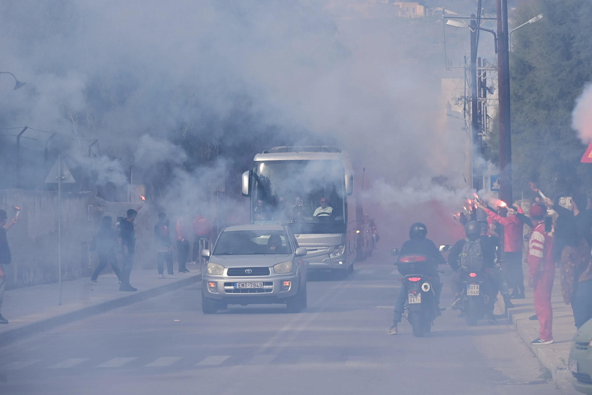 Οπαδοί του Ολυμπιακού συνοδεύουν την αποστολή της ομάδας / Πηγή: Eurokinissi