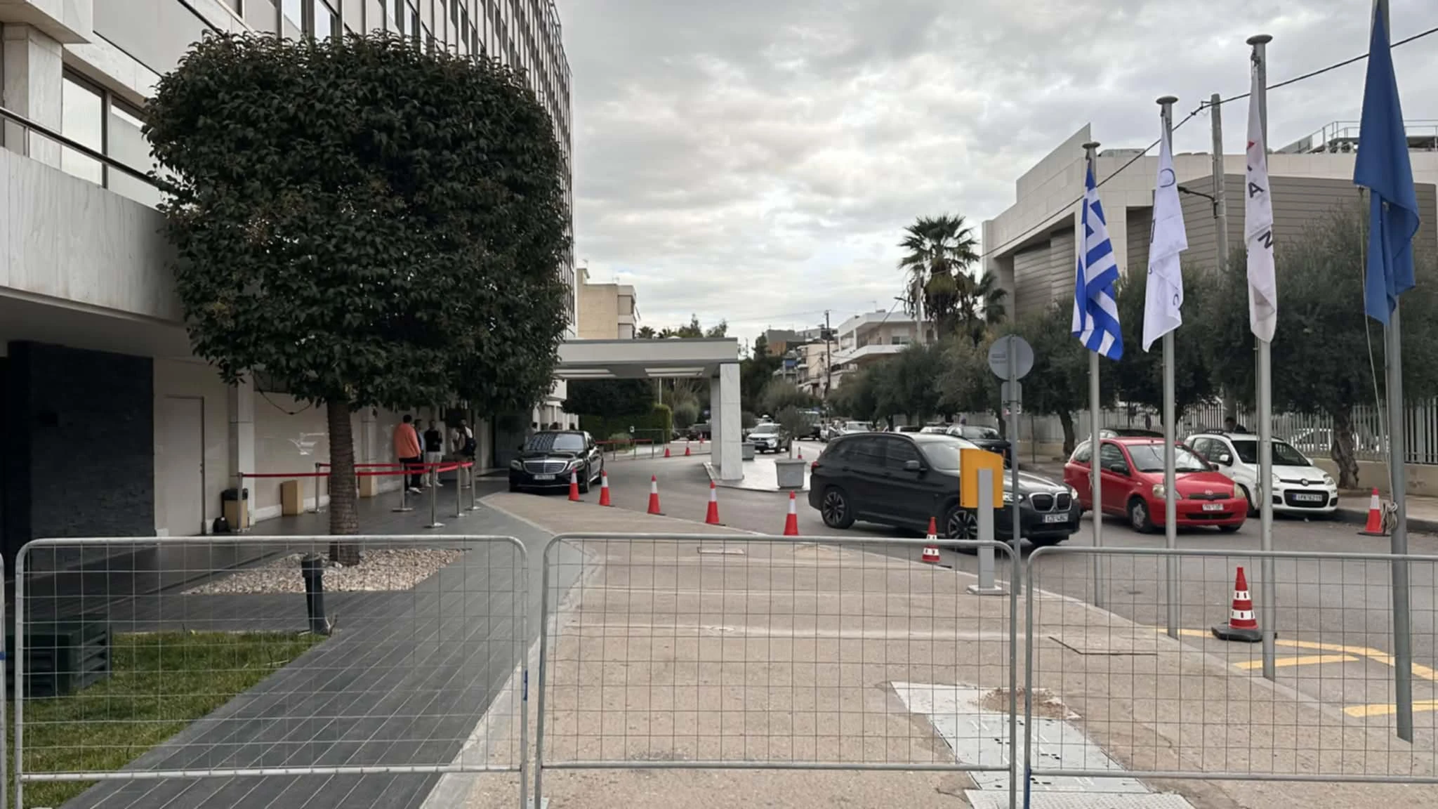 Διακριτική αστυνομική παρουσία έξω από το ξενοδοχείο της Ρεάλ / Athletiko