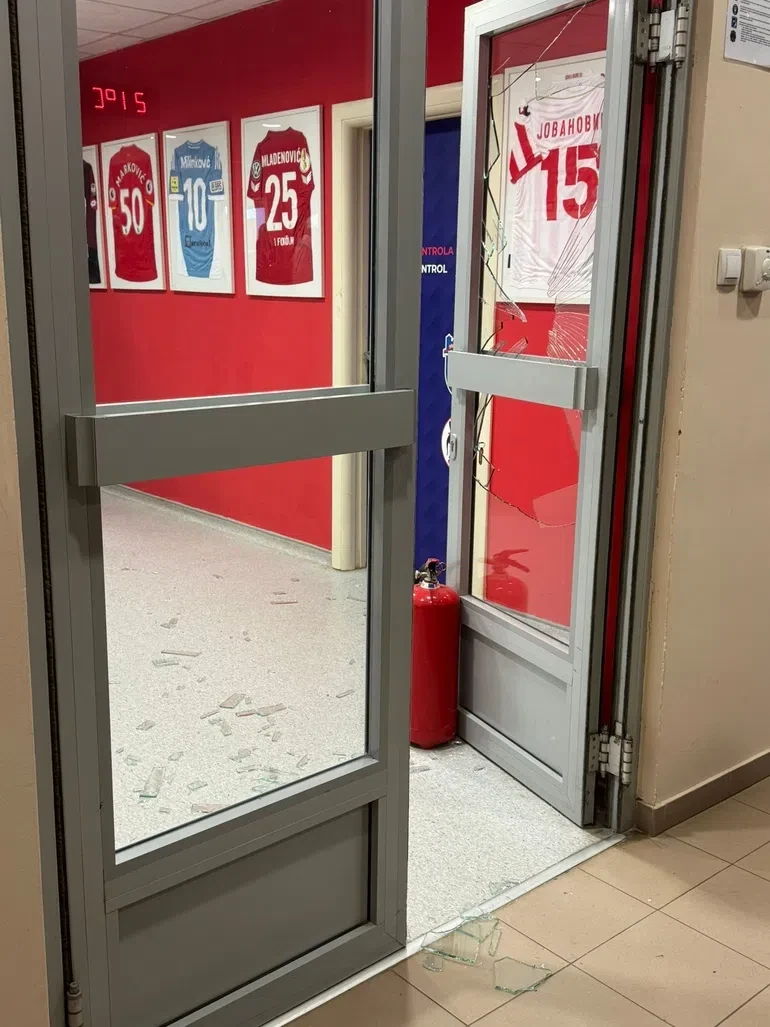 Σπασμένες πόρτες από τις εγκαταστάσεις της Μπόρατς