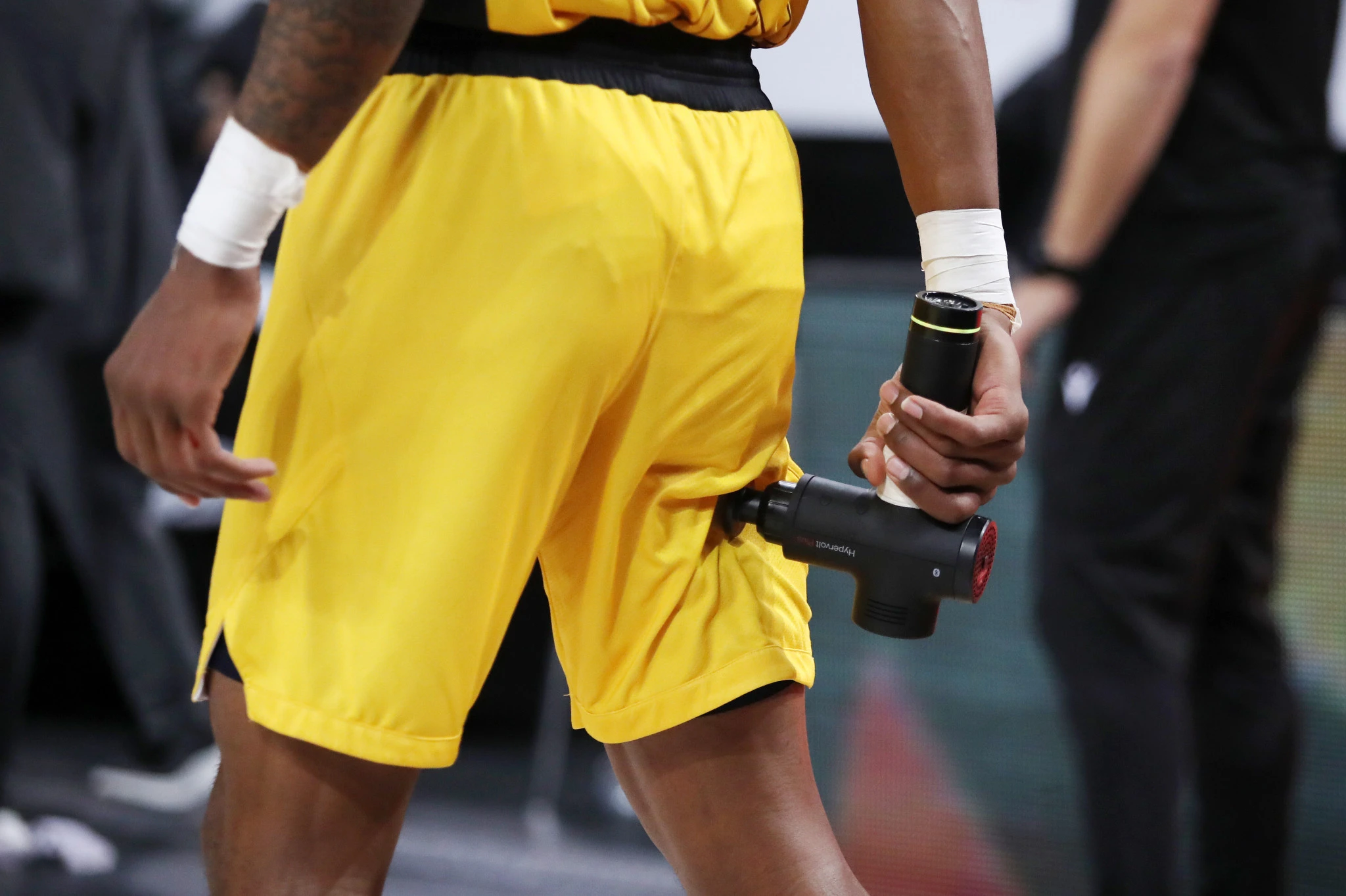 Ο Κρις Σίλβα χρησιμοποίησε το massage gun κατά τη διάρκεια του αγώνα - Πηγή: Intime