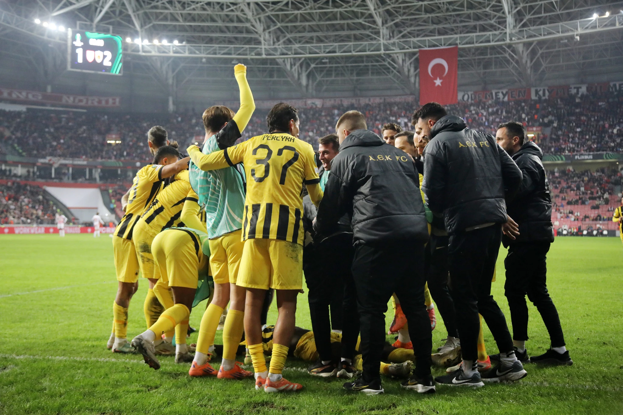 Οι ποδοσφαιριστές της ΑΕΚ πανηγυρίζουν τη μεγάλη νίκη /Πηγή: Intime