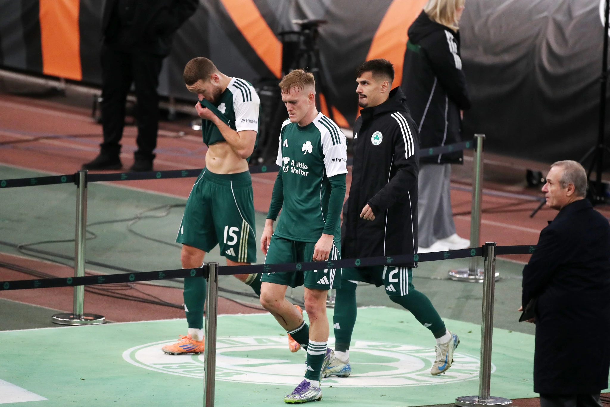 Οι παίκτες του Παναθηναϊκού αποχωρούν από τον αγωνιστικό χώρο / Πηγή: Intime