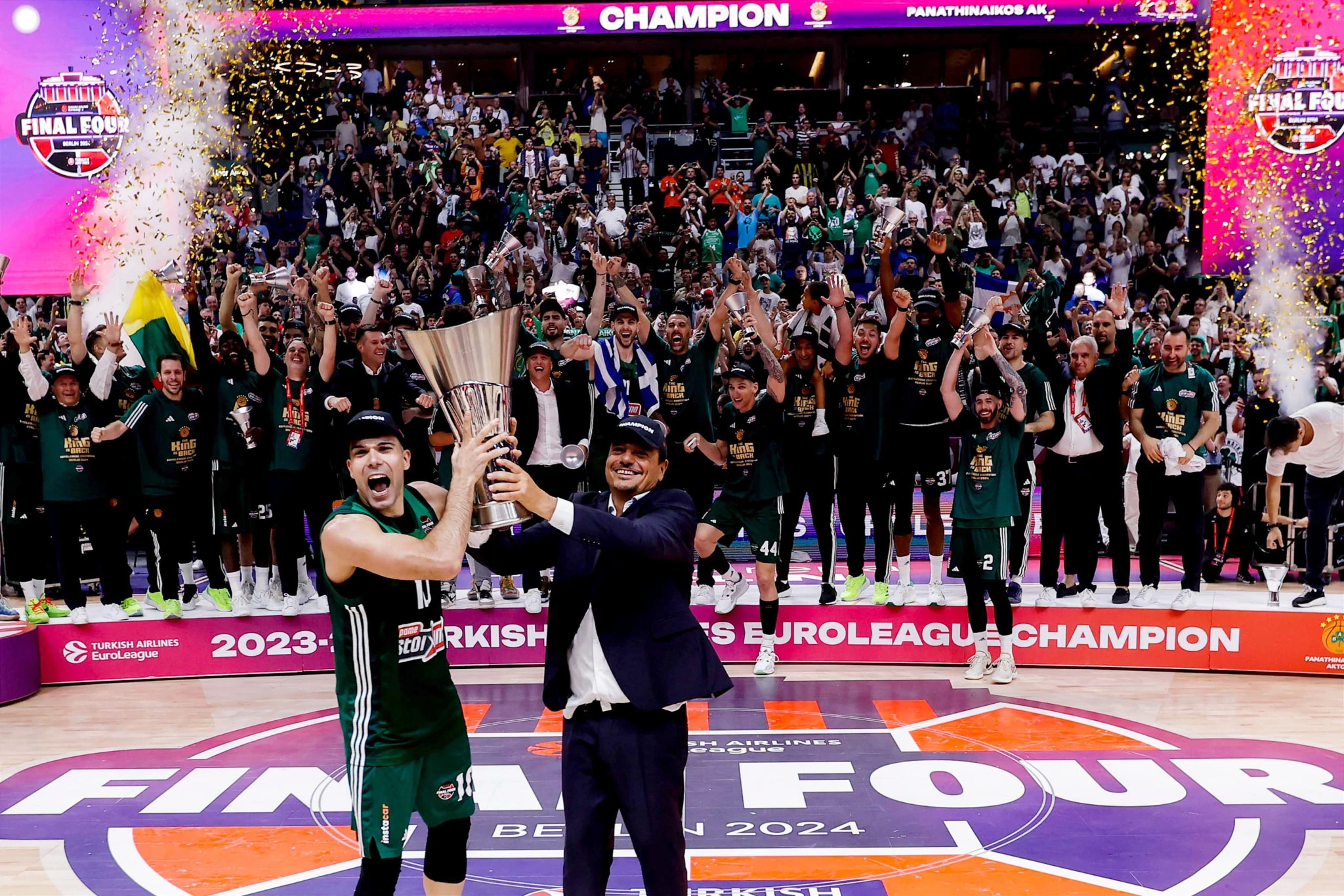 Ο κόουτς Αταμάν υψώνει το τρόπαιο της Euroleague στον... ουρανό του Βερολίνου / Πηγή: Euroleague