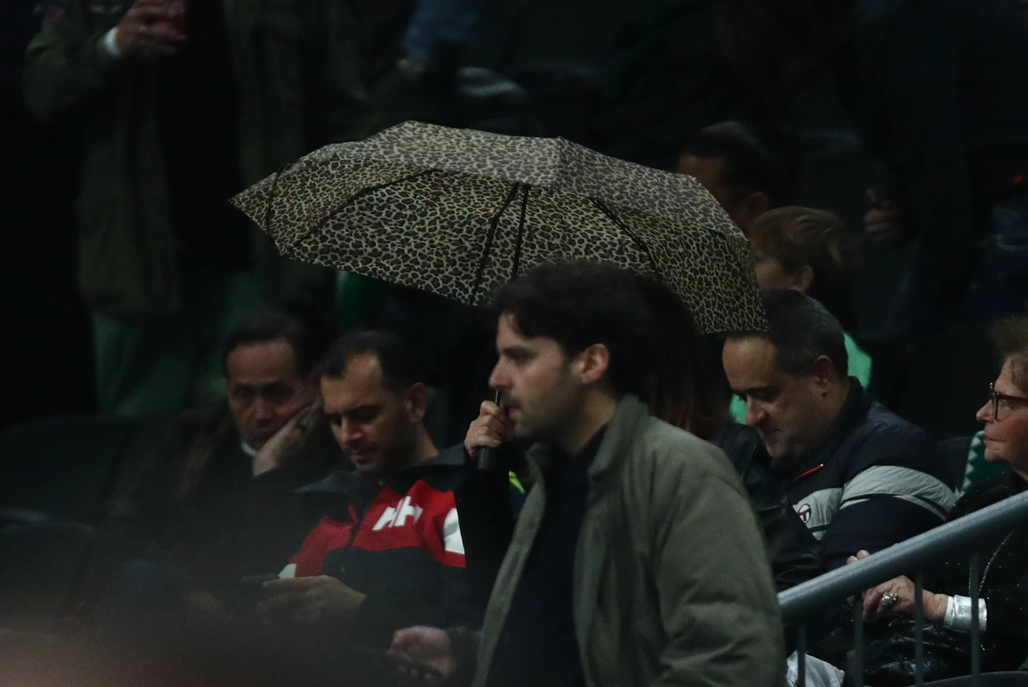 Φίλοι του Παναθηναϊκού με ομπρέλες στο Telekom Center/Πηγή: Eurokinissi