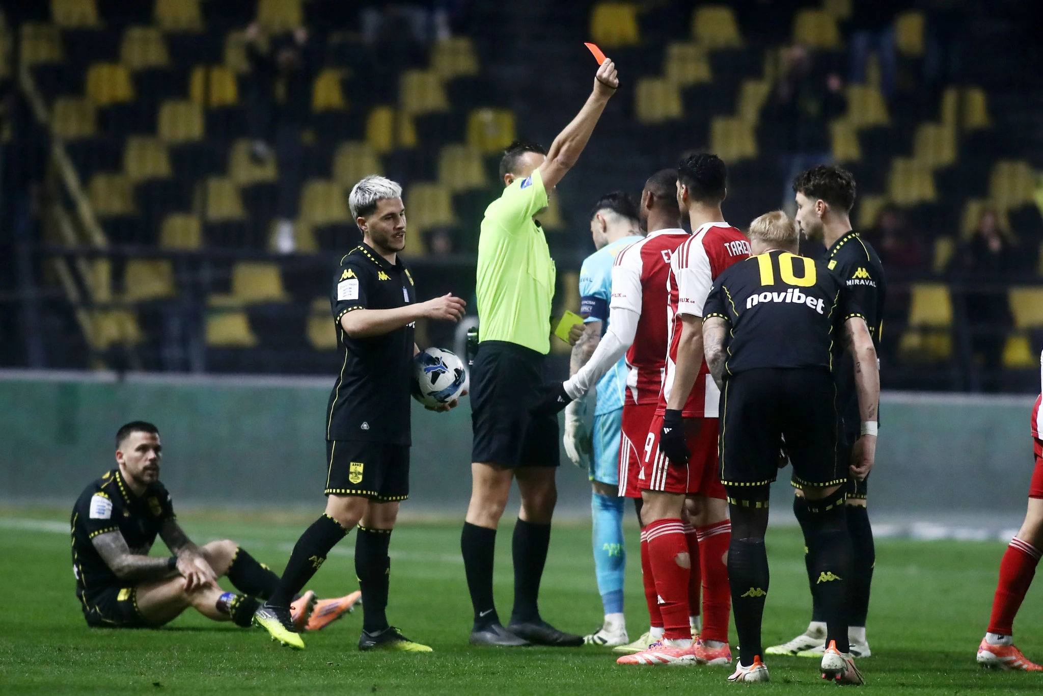 Στιγμιότυπο από την αναμέτρηση Άρης - Ολυμπιακός / Πηγή: intime