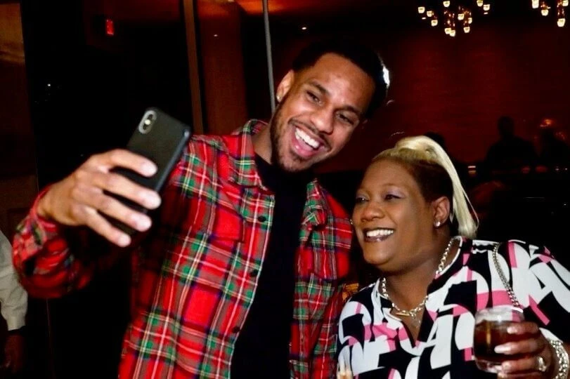 Ο Μόντε Μόρις με την μητέρα του, Λατόνια