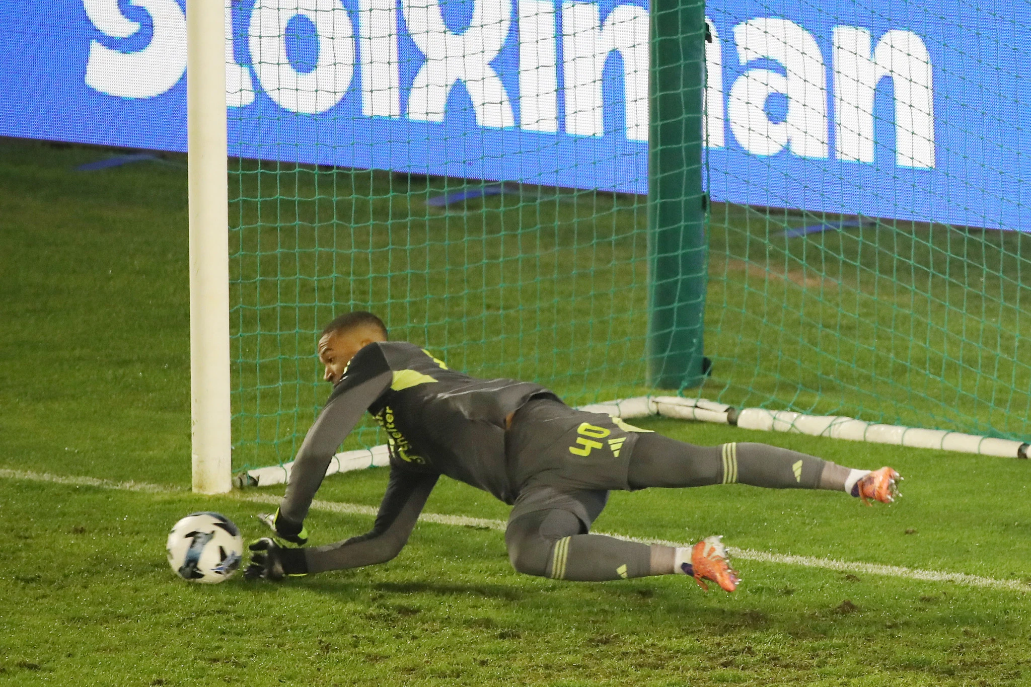 Ο Αλμπάν Λαφόν στη μεγάλη απόκρουσή του στο 48