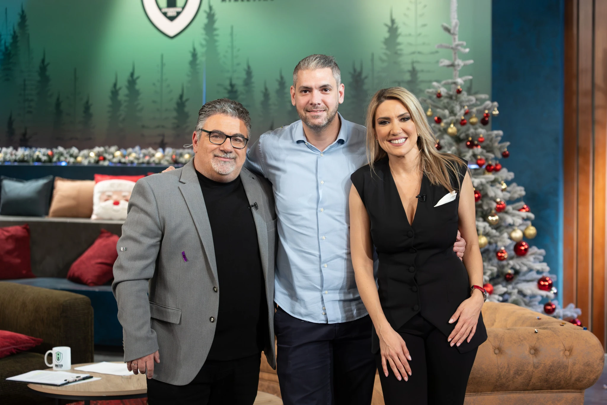 Έλενα Παπαβασιλείου και Μιχάλης Τσόχος με τον διευθυντή του Athletiko, Αντώνη Σαούλη