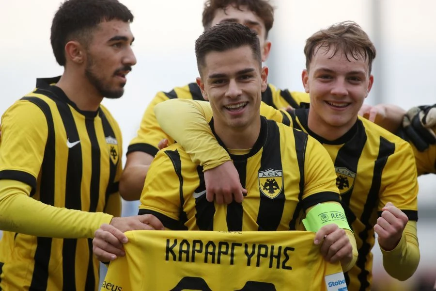 Η αφιέρωση των παικτών της ΑΕΚ Κ19 στον Καραργύρη / Πηγή: Intime