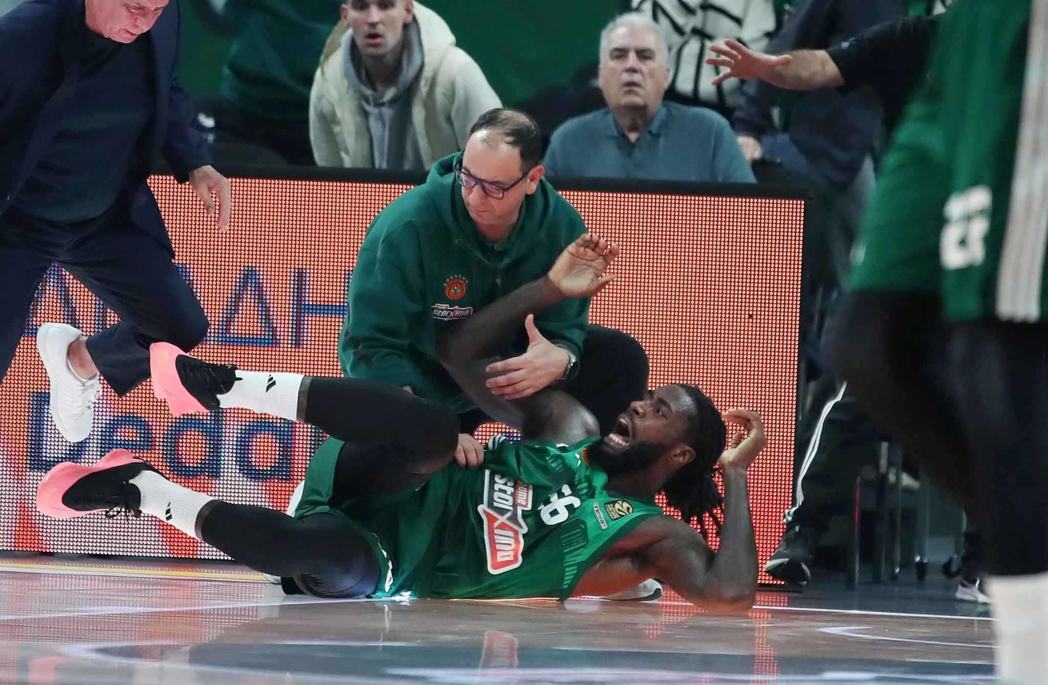 Ο Ματίας Λεσόρ υποφέρει / INTIME