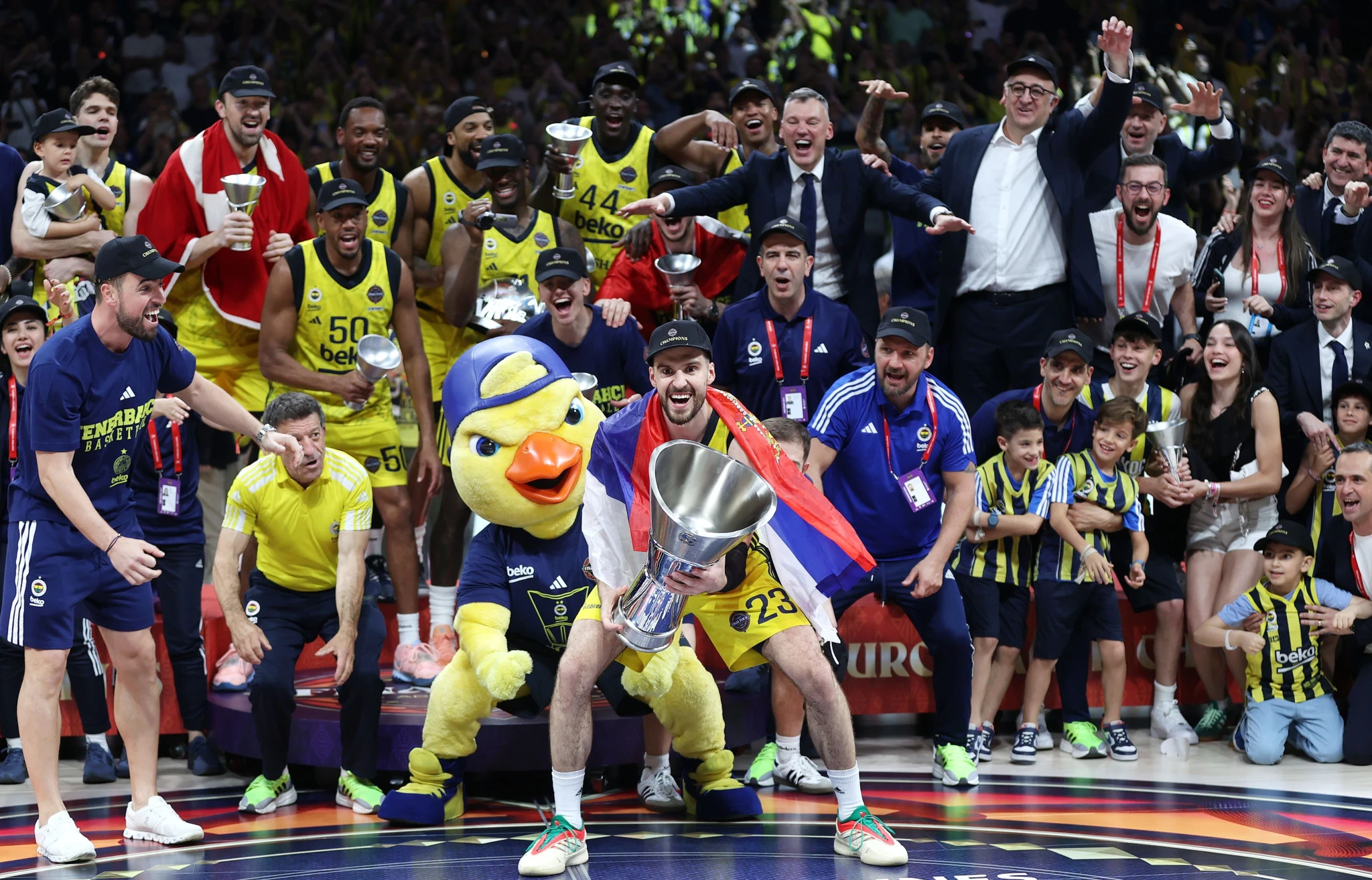 Ο Μάρκο Γκούντουριτς έτοιμος να υψώσει στον ουρανό της Etihad Arena το τρόπαιο της Euroleague / Πηγή:&nbsp;ΙΝΤΙΜΕ