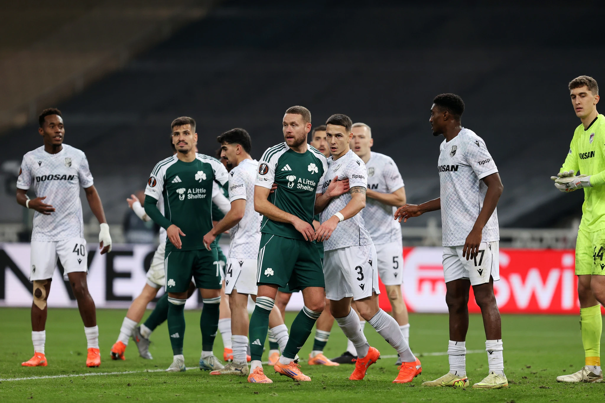 Ο Σβέτοζαρ Μάρκοβιτς στο παιχνίδι της Βικτόρια Πλζεν με τον Παναθηναϊκό μαρκάρει τον Ίνγκασον / Πηγή: InTime