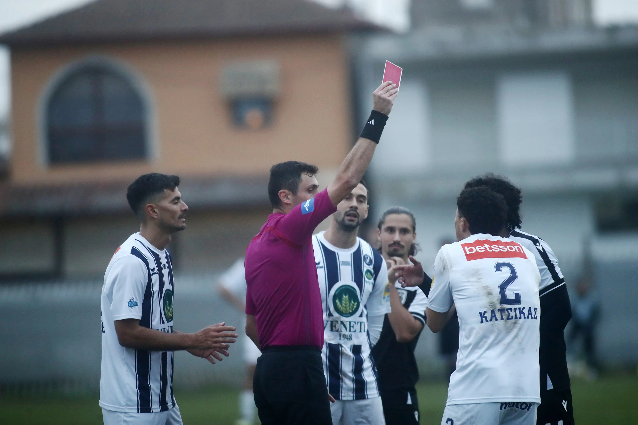 Ο διαιτητής δείχνει κόκκινη κάρτα σε Πέδρο Λούκας και Στέφανο Κάτσικα