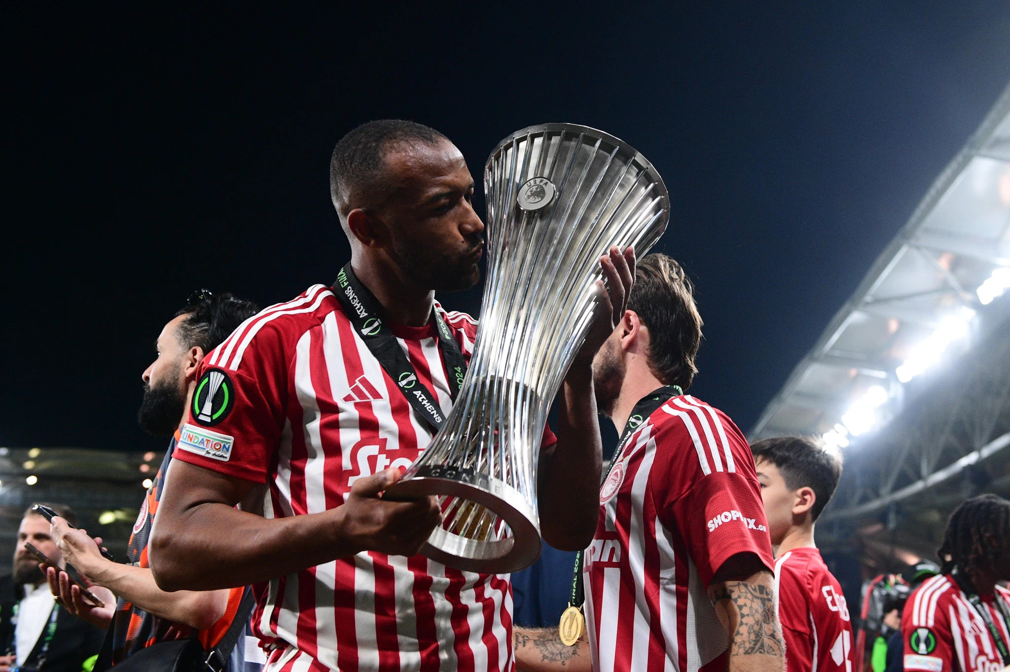 Ο Αγιούμπ Ελ Κααμπί με το Conference League / Πηγή: Eurokinissi